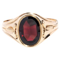 Vintage Circa 1970s Rhodolite Oval Shaped Garnet Ring 14 Carat Yellow Gold