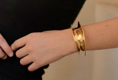 Ariana Boussard-Reifel Bast Gold-Bronze-Skulptur Modern Manschettenknopf-Armband