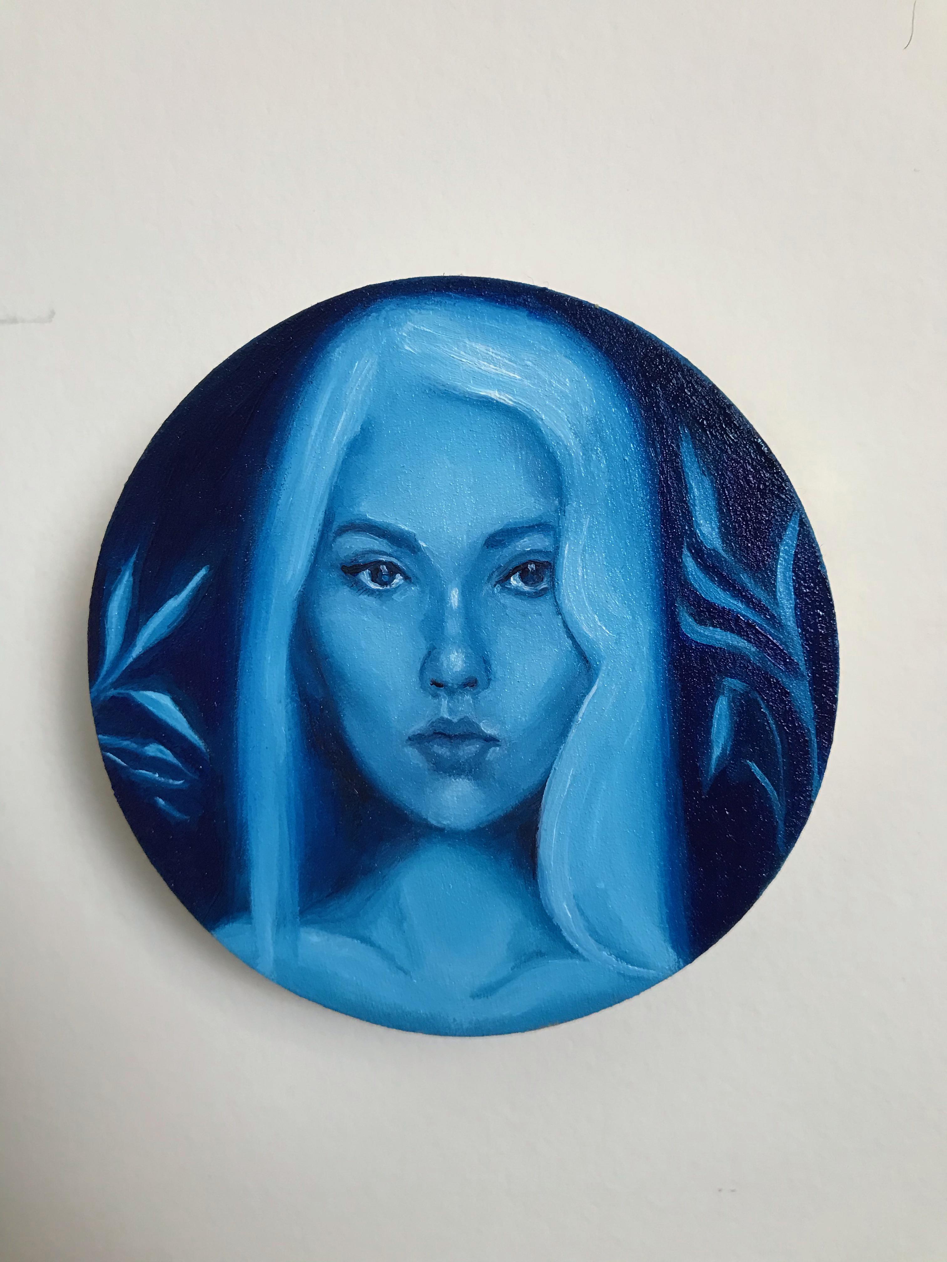 "Reina de la Noche" de Ariane` Kamps (afincada en Canadá) es un óleo original sobre tabla que representa un retrato femenino en miniatura, circular y de color azul.

Ariane` Kamps es una pintora figurativa que trabaja con medios tradicionales para