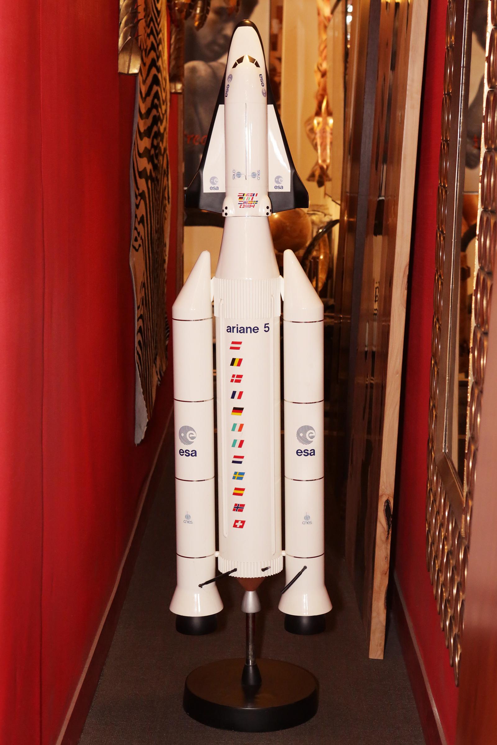 Model Ariane V & Hermes Rocket scale 1 / 33e.
With the Hermes shuttle and the cap Speltra which 
allows the carriage of 2 satellites. The Ariane V 
(Europe) whose first flight dates from 1996 was to bring 
into orbit the space shuttle Hermes but
