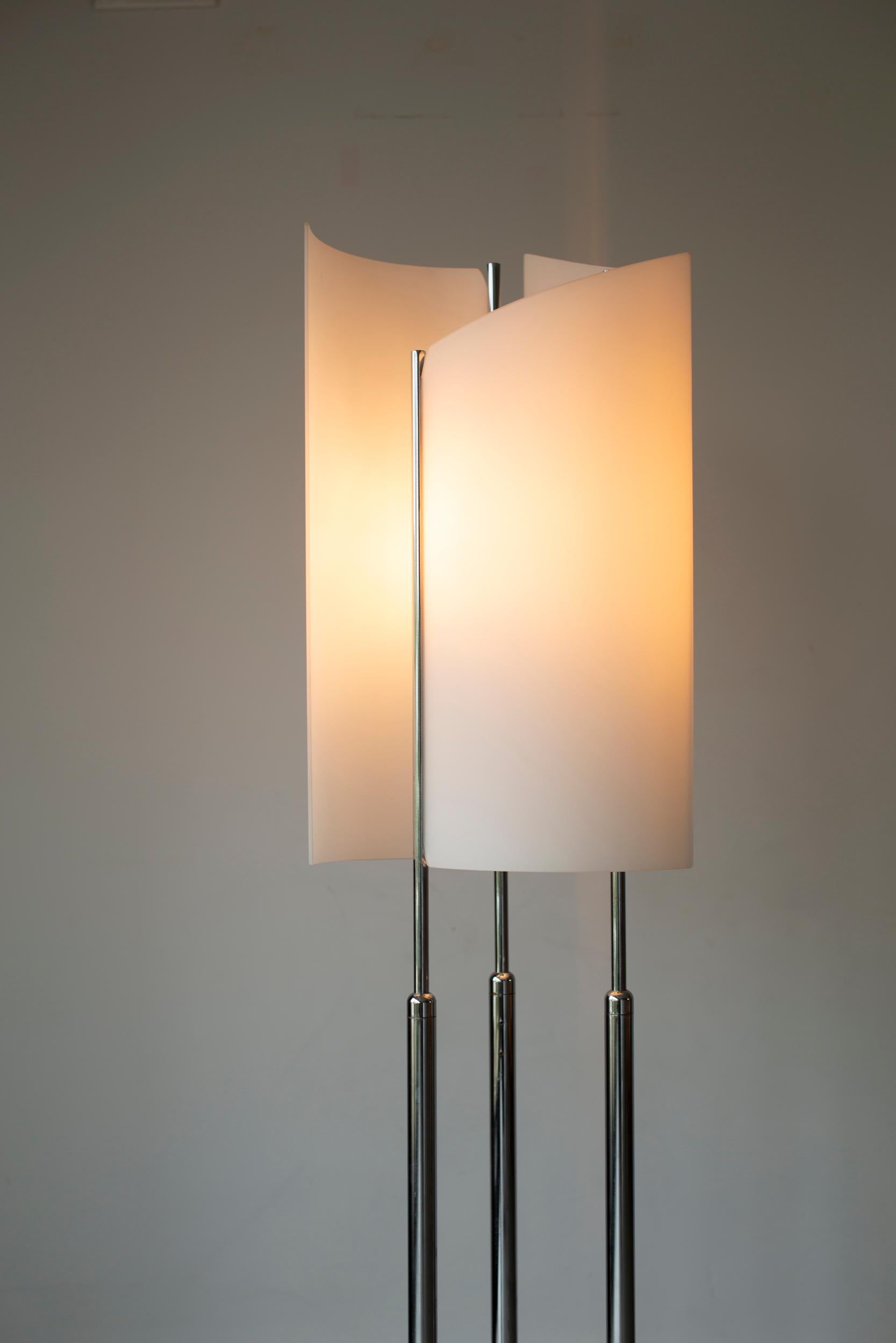 Illuminez votre espace avec le charme vintage du lampadaire Arianna de Bruno Gecchelin ! Cette lampe excentrique de style 70's sur un pied en marbre ne manquera pas d'ajouter une touche ludique à n'importe quelle pièce. Avec son design unique et sa