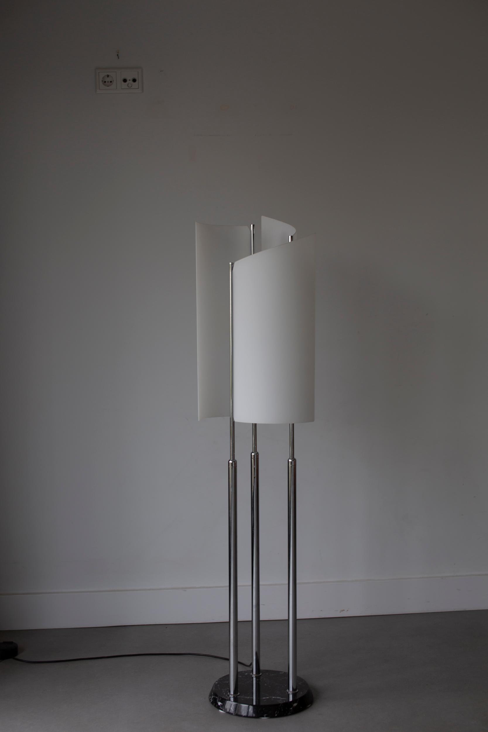Arianna floorlamp by Oluce / Bruno Gecchelin 70's For Sale 1