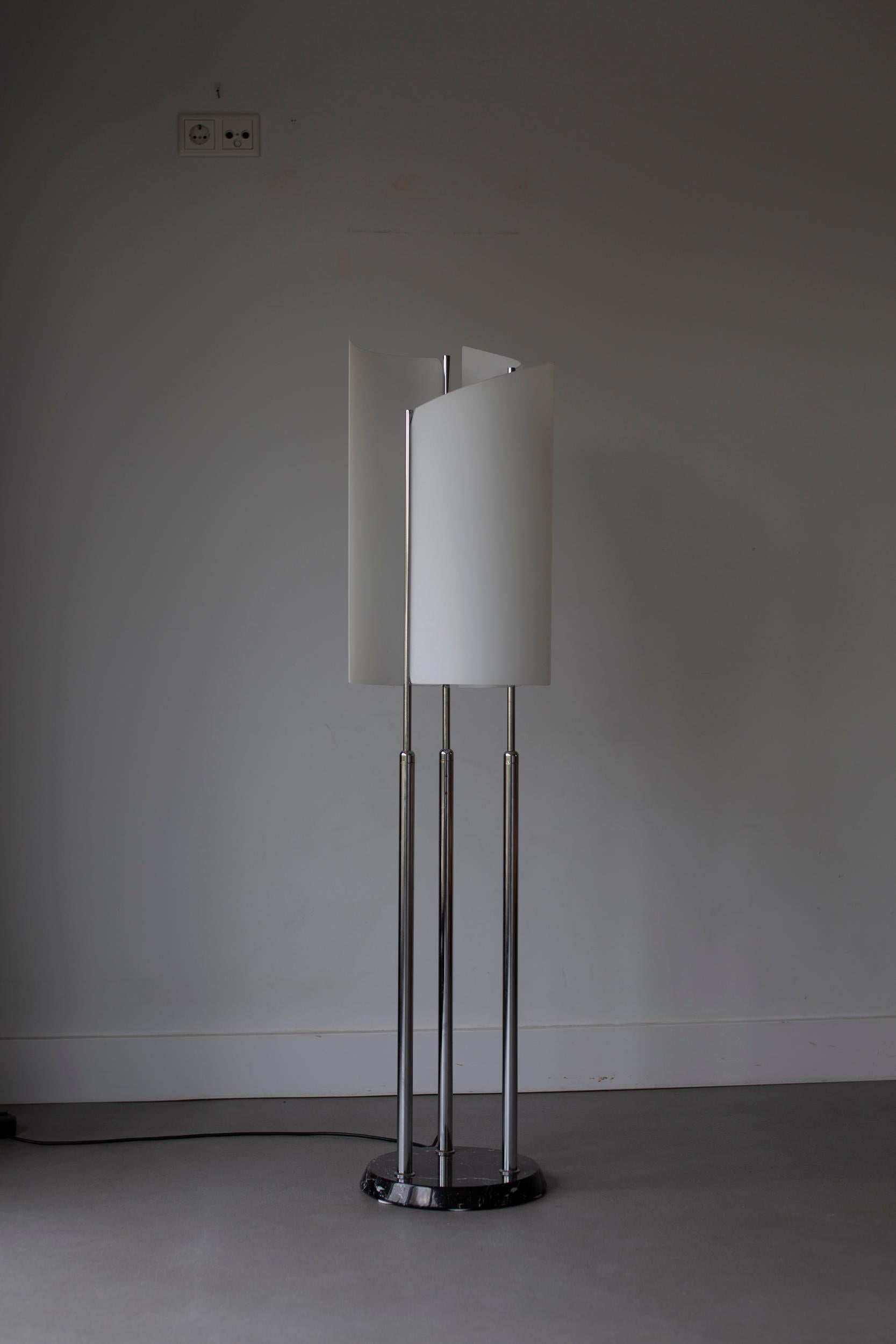 Arianna floorlamp by Oluce / Bruno Gecchelin 70's For Sale 2