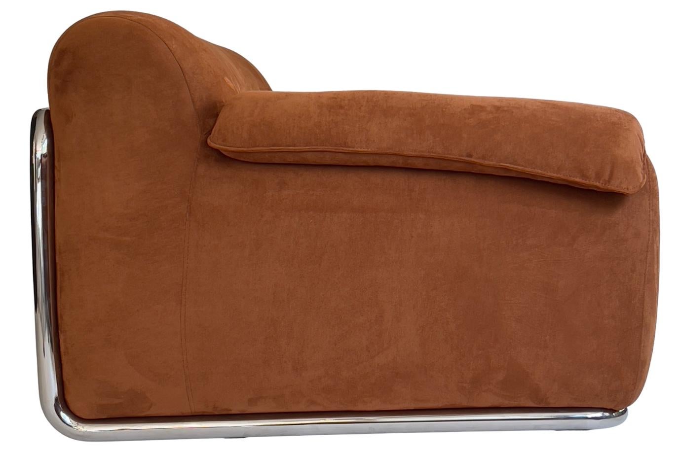 El diseño del sofá Arianna, con brazos y curvas suaves y elegantes, pretende aportar 
de confort relajado y sofisticado en los hogares, reflejando un estilo más 
estilo de vida.
El armazón de madera maciza y los muelles metálicos se mantienen muy