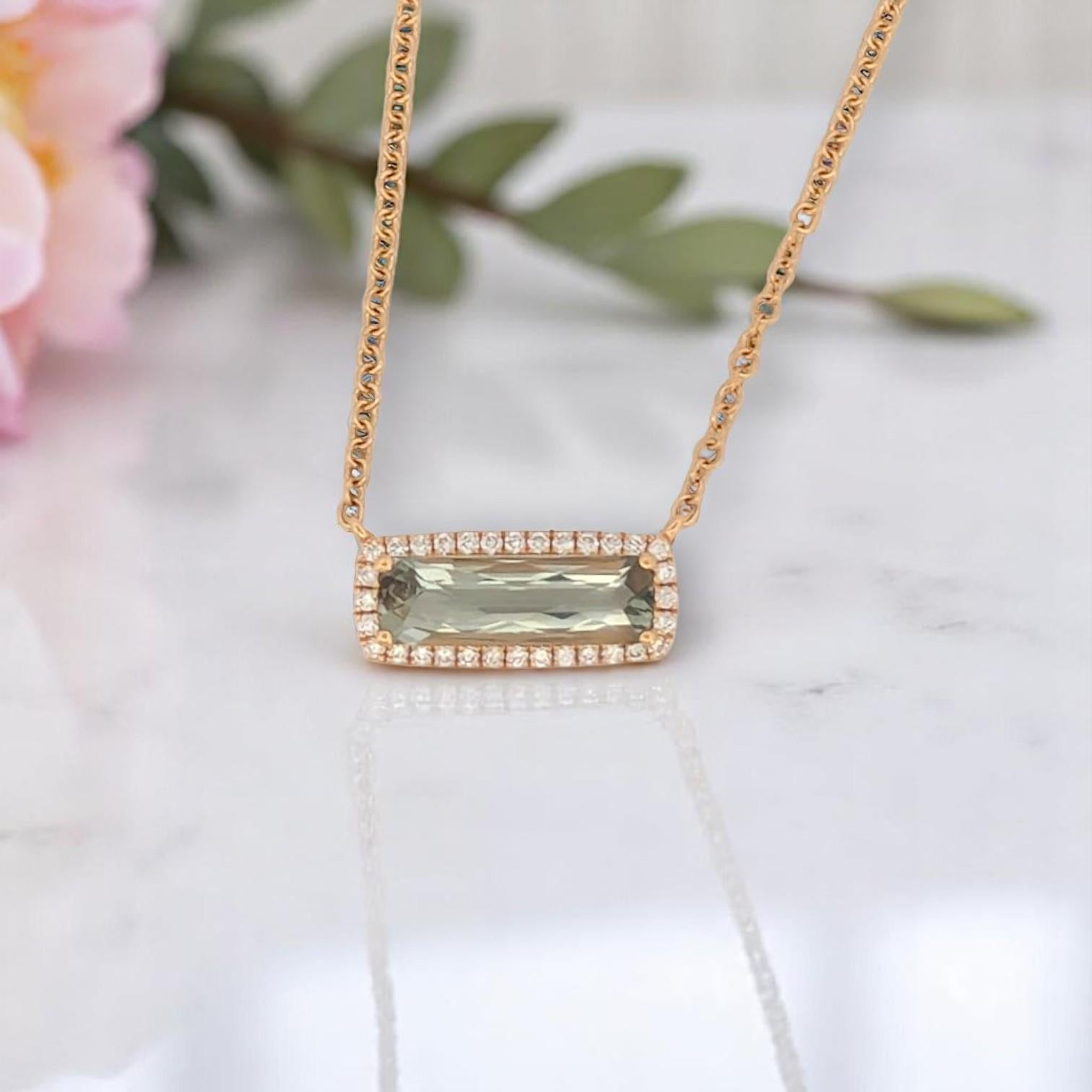 Délicat et lumineux, le collier Arianwen est un mélange gracieux de couleurs douces et d'étincelles raffinées. Réalisée en or jaune 18 carats, cette pièce élégante est ornée d'une améthyste vert menthe de 1,16 carat, connue pour sa teinte subtile et