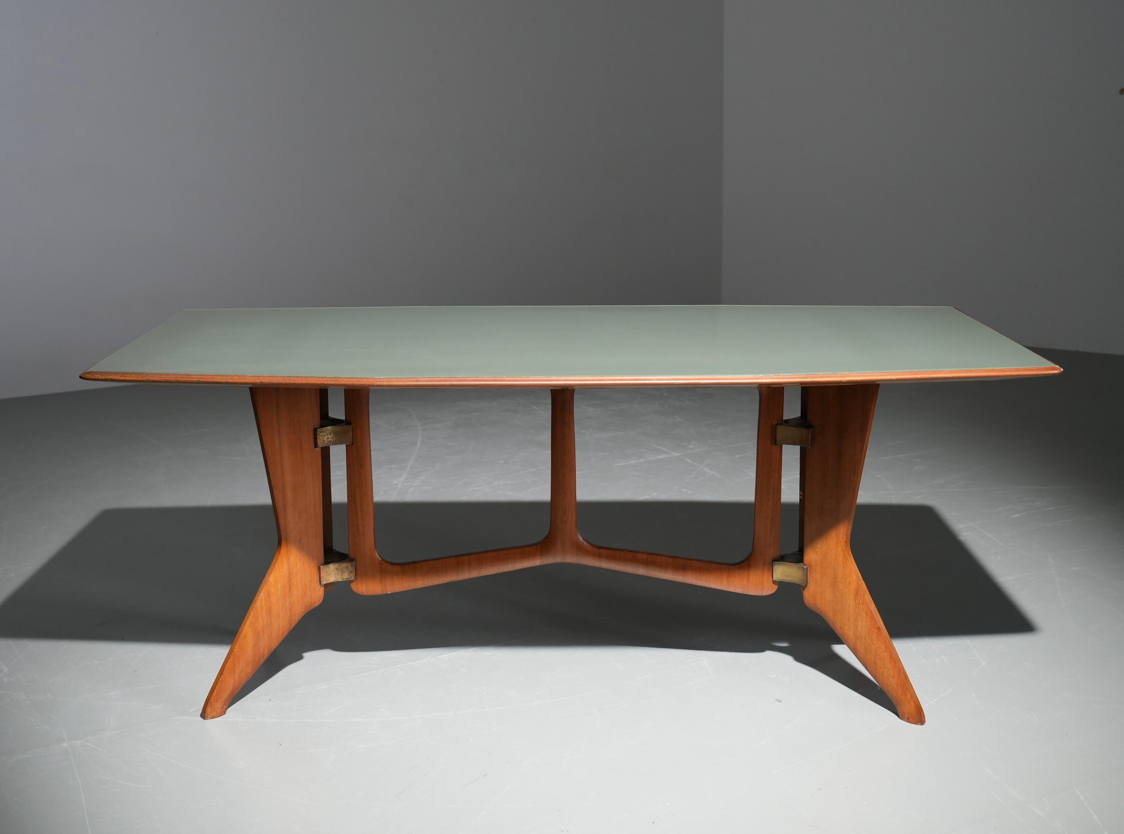 Ariberto Colombo Dining Room Table in Walnut, Glass and Brass, Italy, 1950's For Sale 7