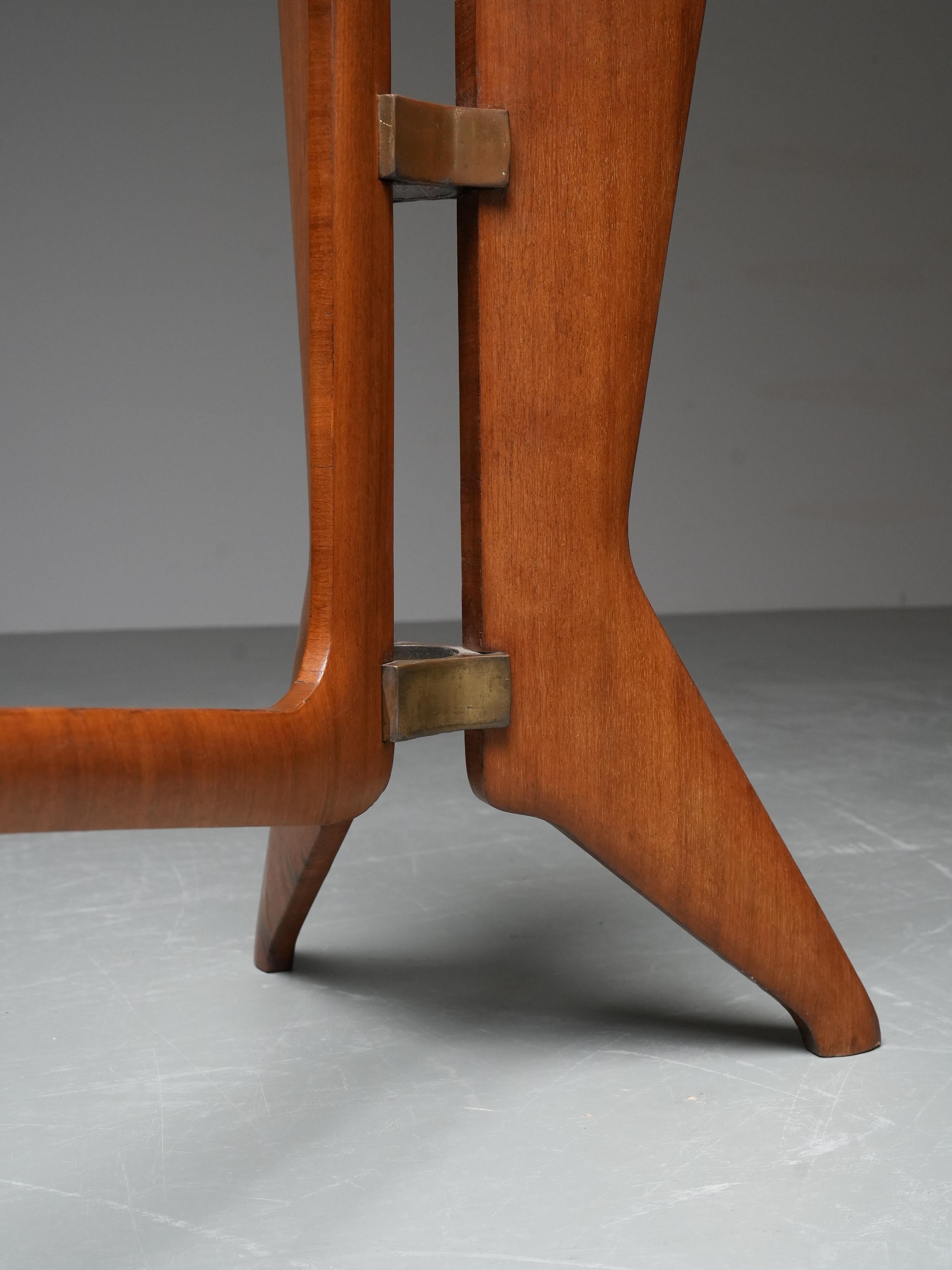 Mid-Century Modern Ariberto Colombo Dining Room Table in Walnut, Glass and Brass, Italy, 1950's For Sale