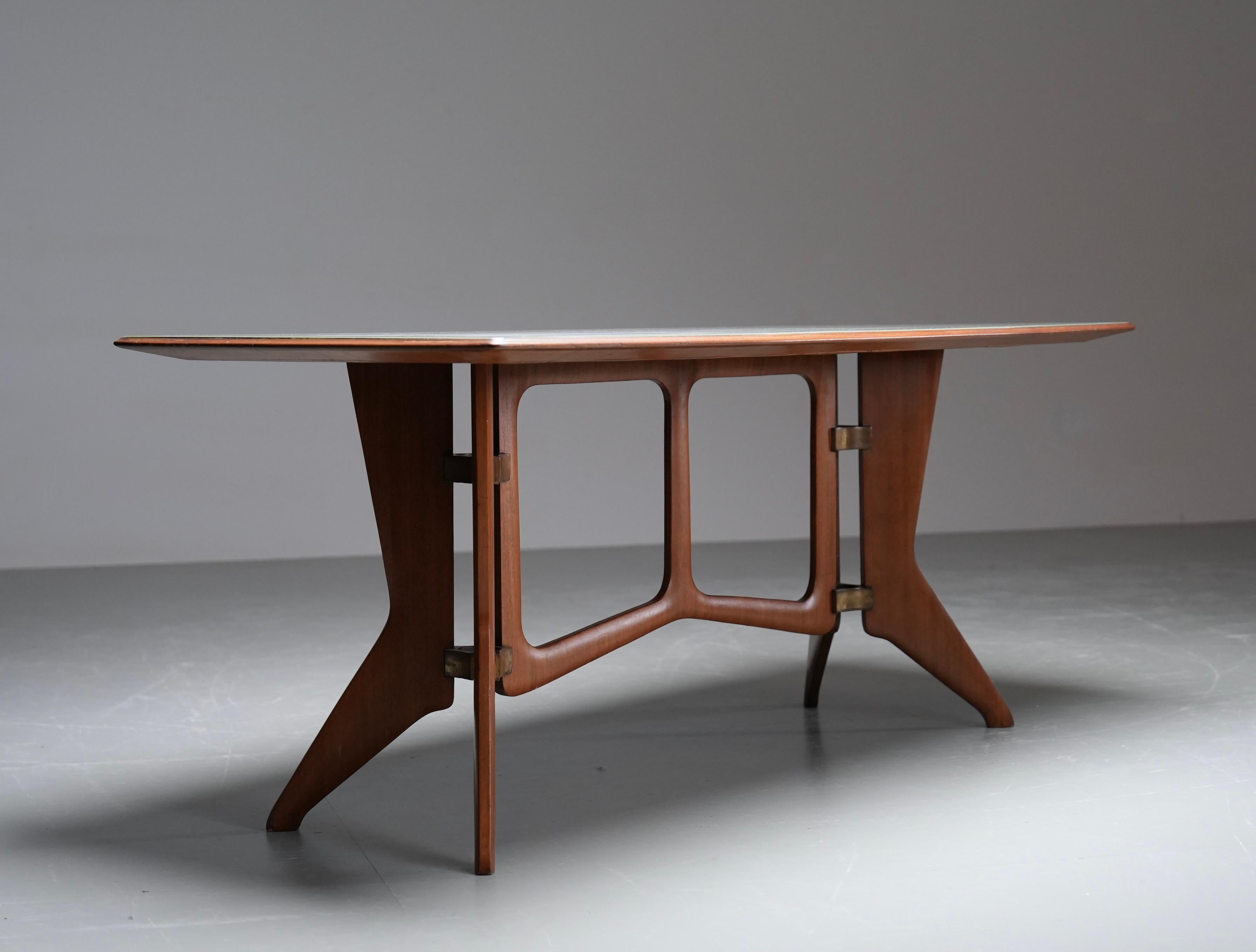 Ariberto Colombo Dining Room Table in Walnut, Glass and Brass, Italy, 1950's In Good Condition For Sale In Uithoorn, NL