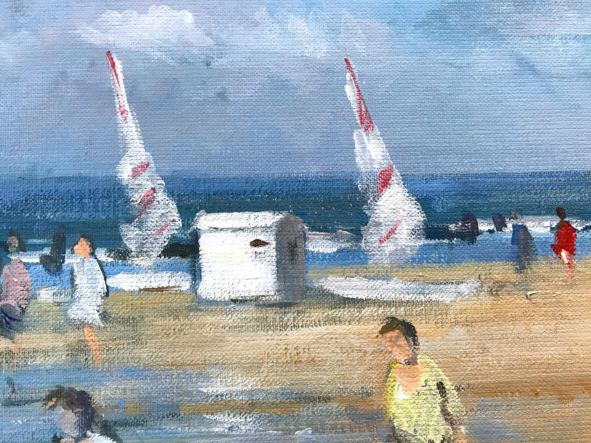 Una scena di spiaggia meravigliosamente ricca, realizzata a Zandvoort in Olanda nella metà del XX secolo e raffigurante figure nella sabbia. Alcune figure sono in riva al mare con barche a vela mentre i bambini giocano in lontananza. I dettagli