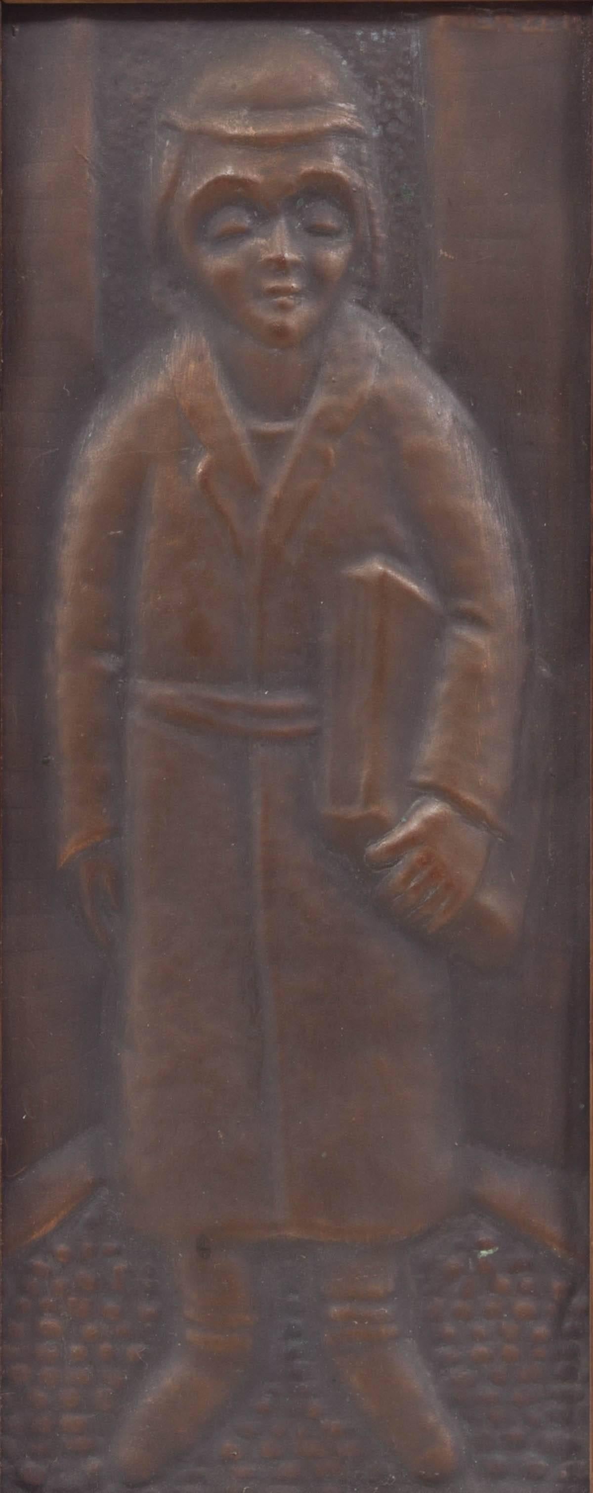 Rare plaque judaïque en cuivre repoussé des années 1940 « Shtetl Cheder Boy » - Sculpture de Arieh Merzer