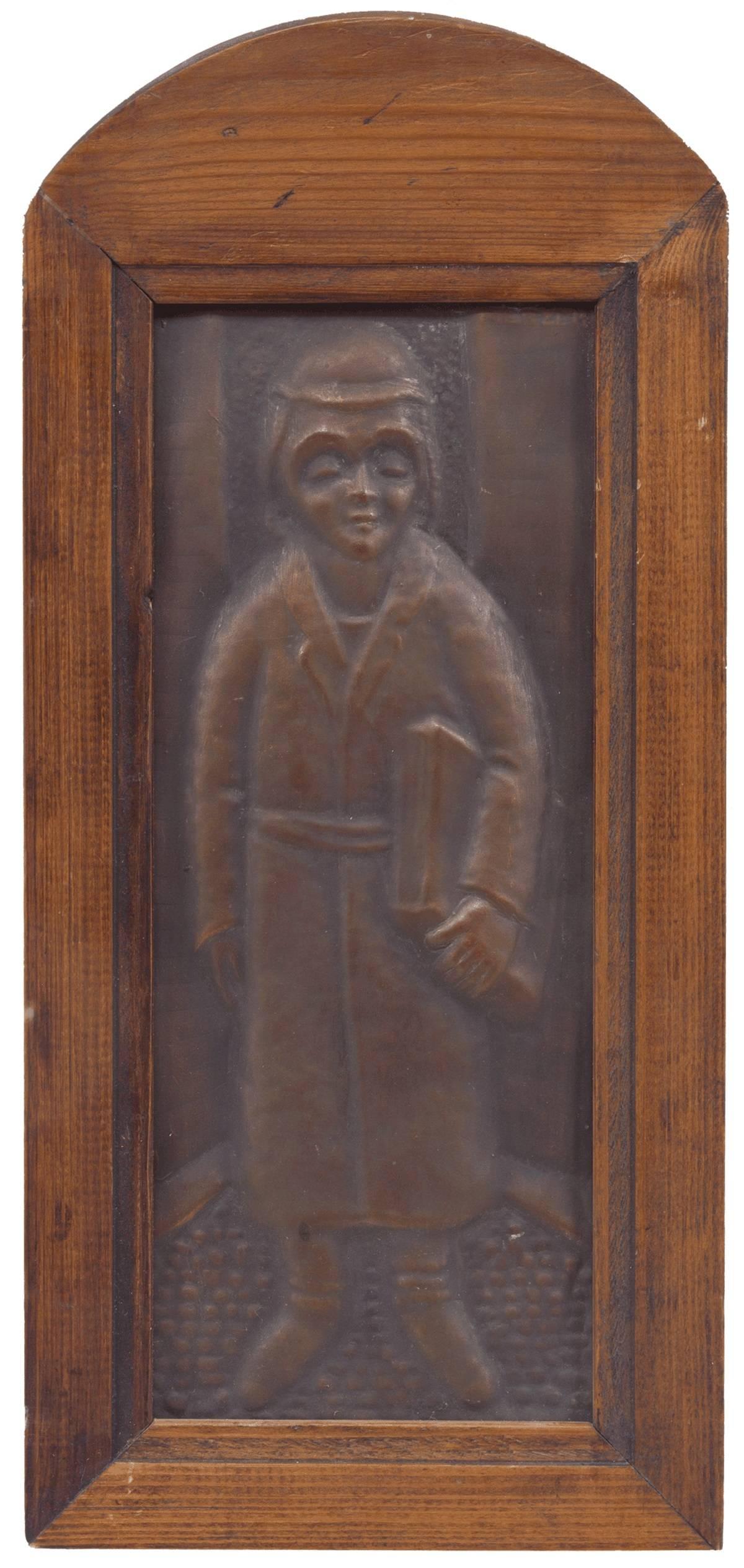 Figurative Sculpture Arieh Merzer - Rare plaque judaïque en cuivre repoussé des années 1940 « Shtetl Cheder Boy »