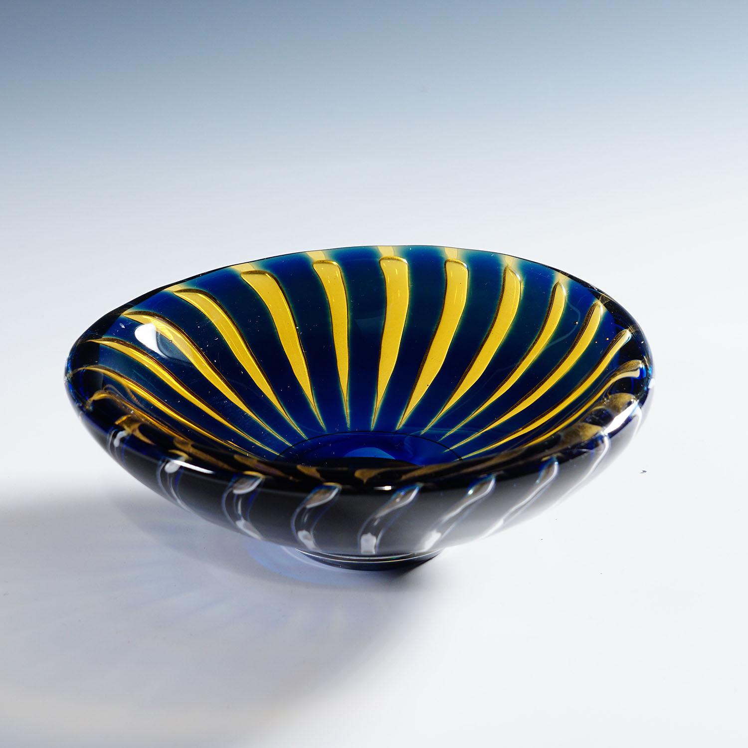 Ciotola Ariel di Edvin Oehrstroem per Orrefors, Svezia 1953
Articolo e7103
Una piccola ciotola della serie Ariel disegnata da Edvin Oehrstroem per Orrefors Sweden. Vetro incolore con sovrapposizione di blu e giallo, raffreddato, sabbiato con un