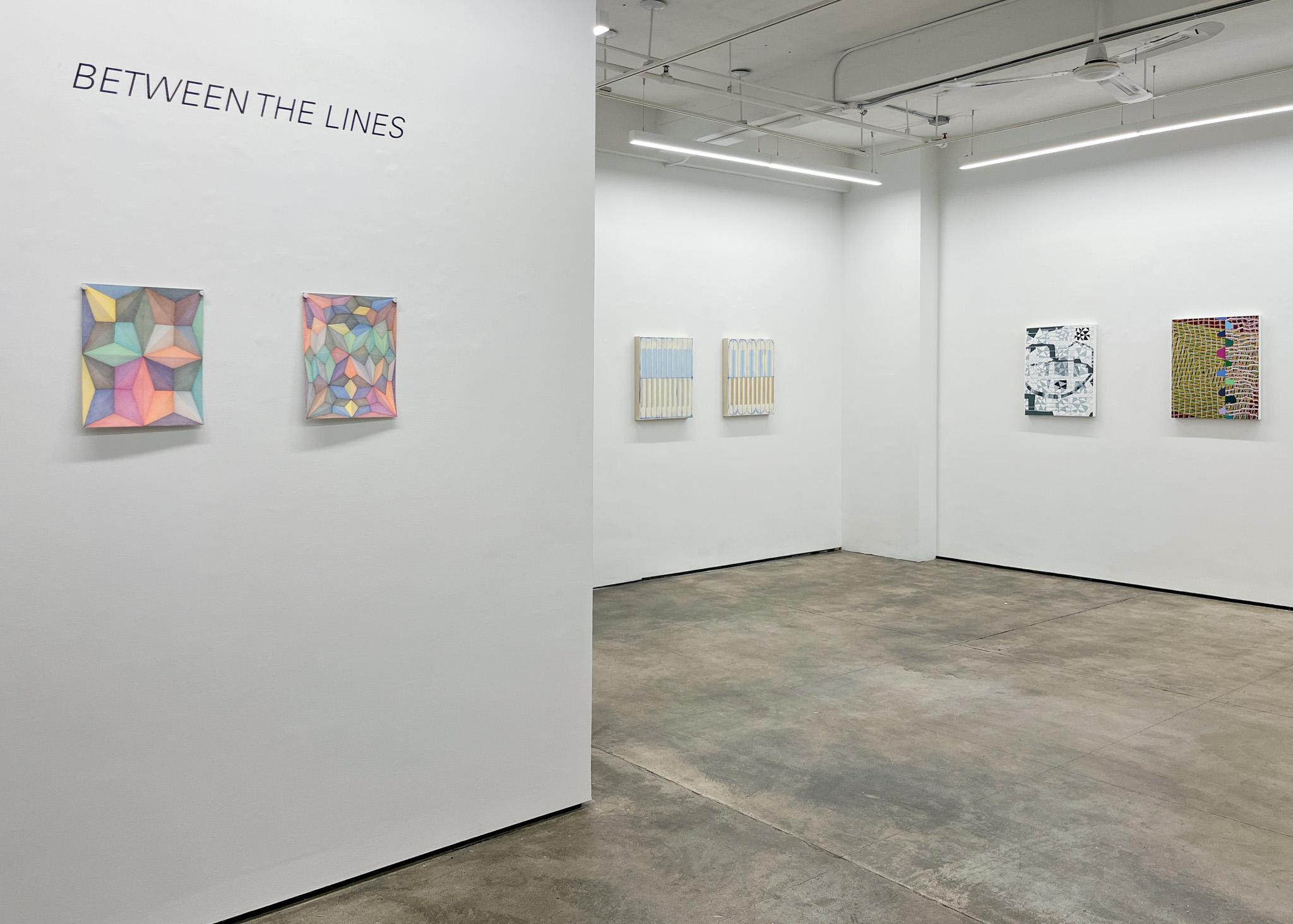 Arielle Zamora they/them (geb. 1990) ist eine in Portland, Oregon, ansässige Malerin und Grafikerin. Sie malen mit Farbschichten und Fugenmasse, um Linien und Formen zu erforschen. Diese mathematisch informierten, handgeschnitzten Muster
