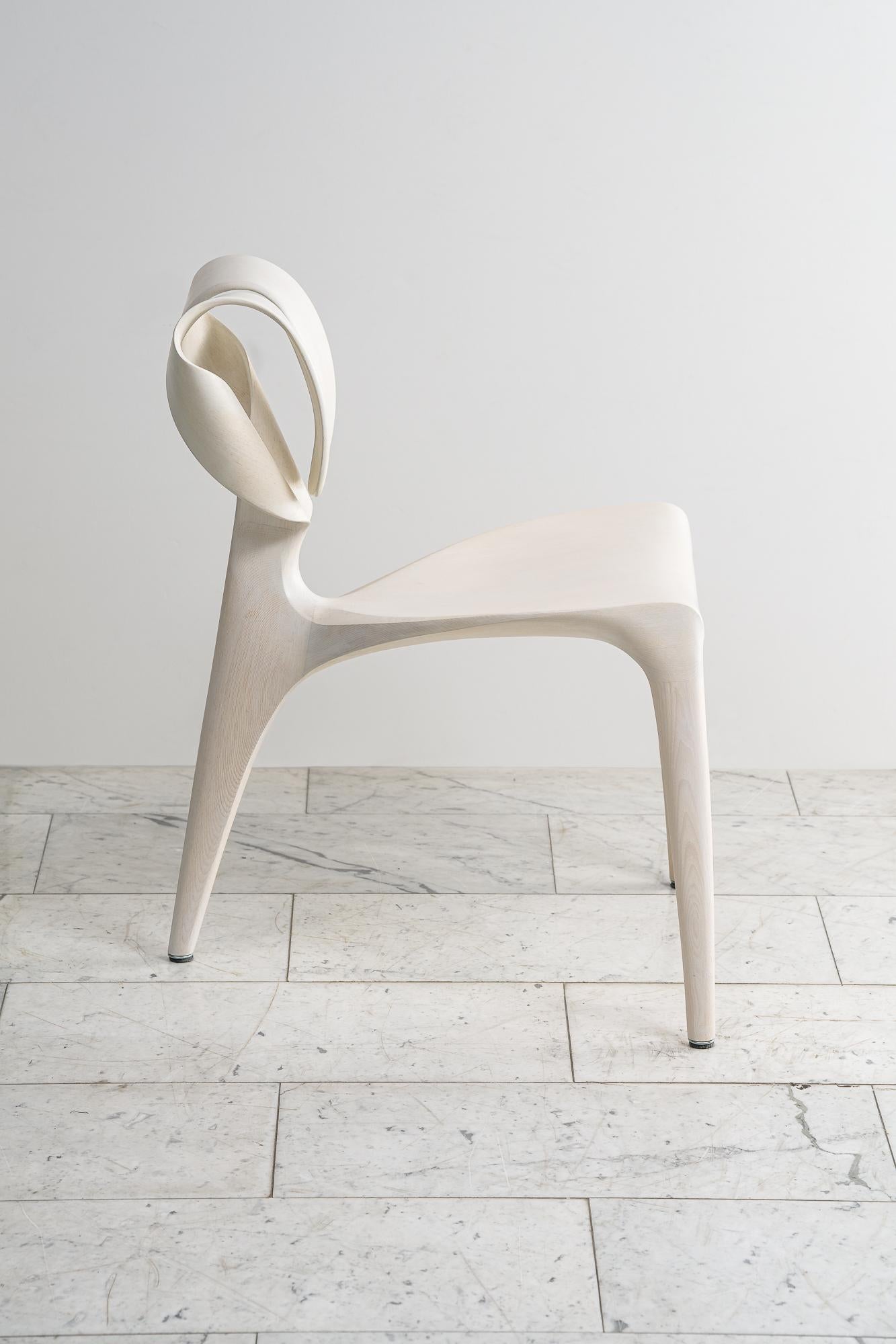 Le designer et fabricant de meubles autodidacte Morten Stenbæk met l'accent sur l'équilibre parfait entre l'esthétique et la fonctionnalité, en fusionnant l'élégance et le design ergonomique. Travaillant de manière intuitive, il allie une attention