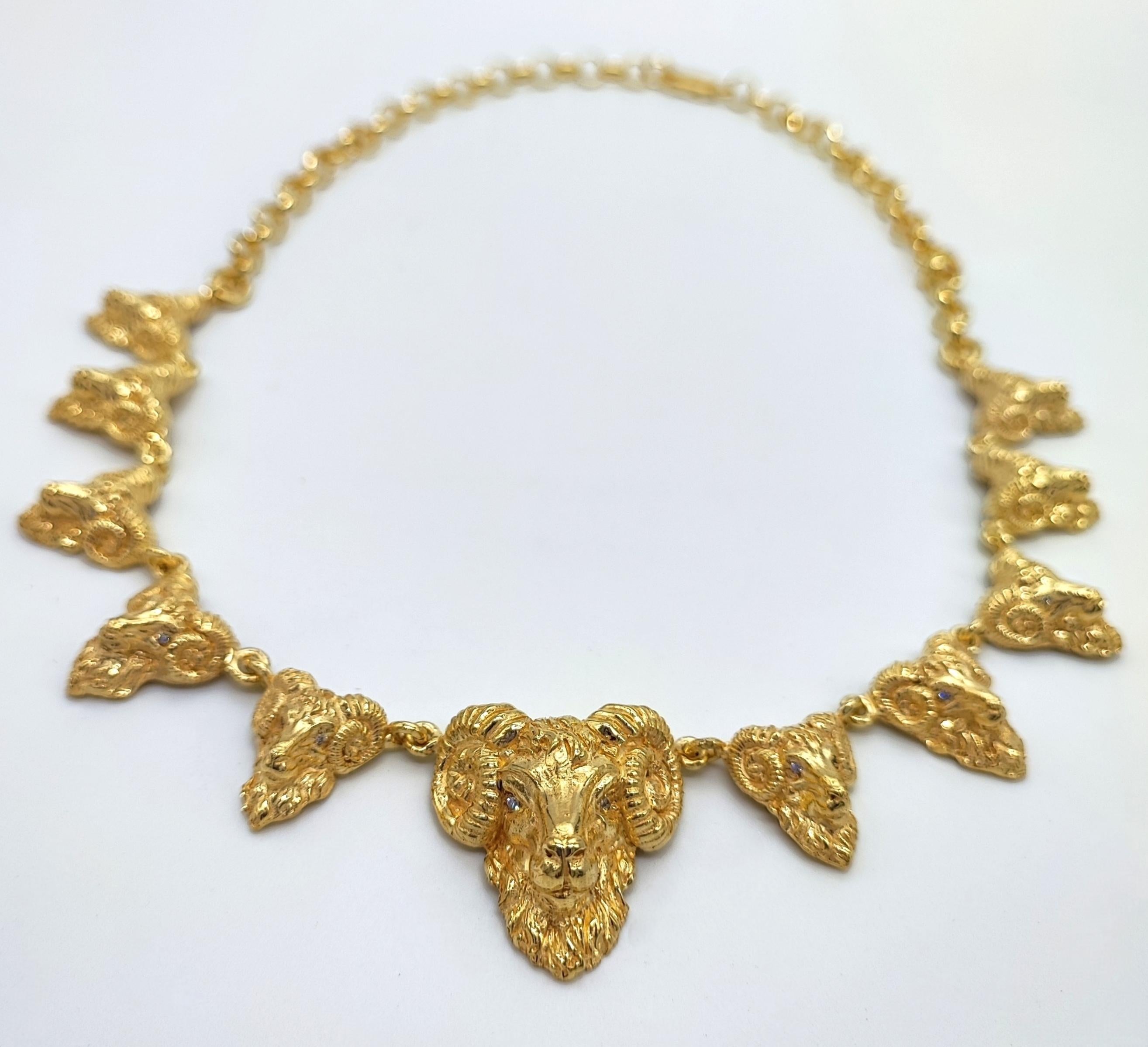 Serie Animalia
Importante collana girocollo in oro giallo massiccio 14 kt.
Collana creata interamente a mano da artigiani italiani. 
La tecnica è quella della microscultura a cera persa. 
Gli occhi dell'Ariete sono incastonati con diamanti per un