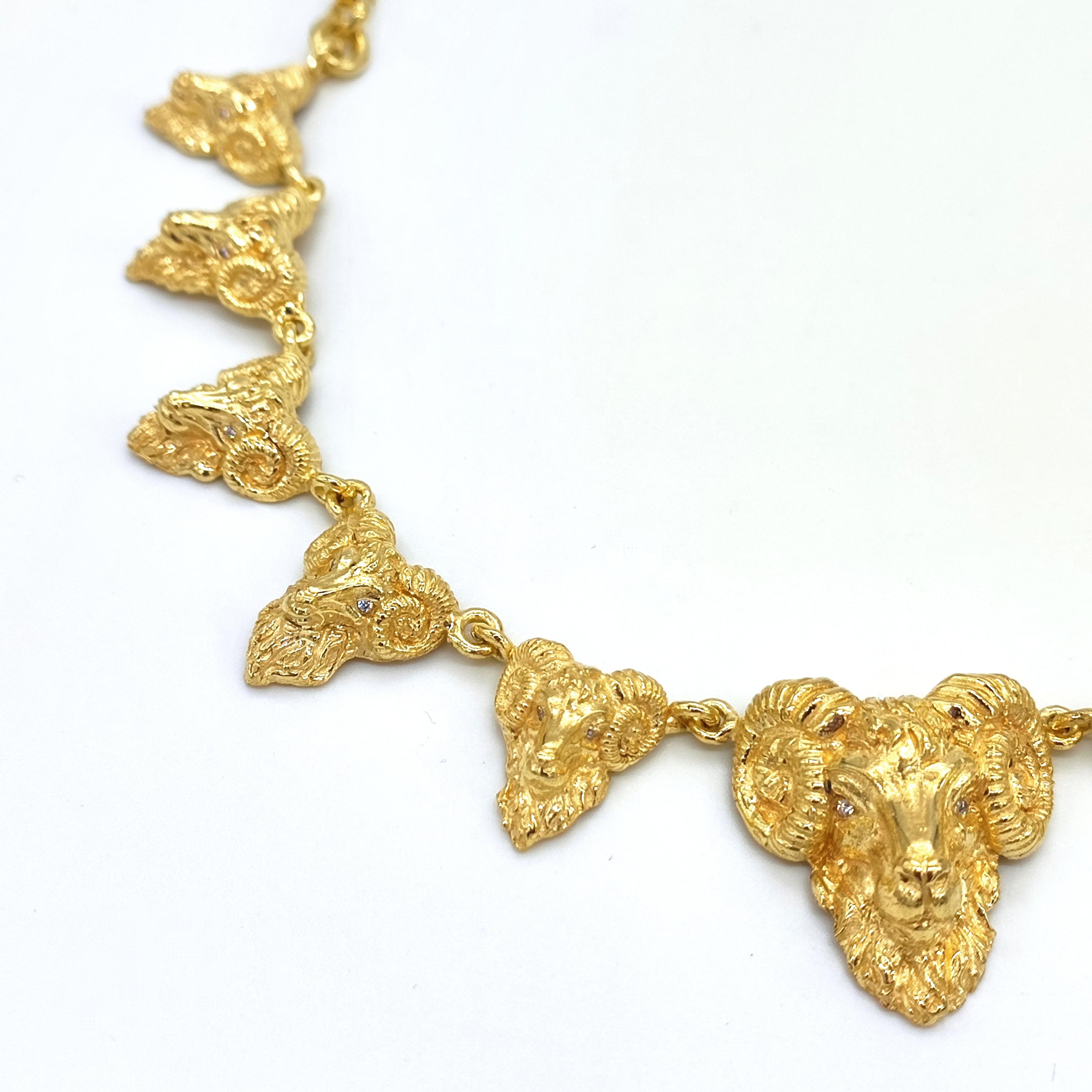 Arieskopf-Halskette aus 14 Karat massivem Gold mit Diamanten (Brillantschliff) im Angebot