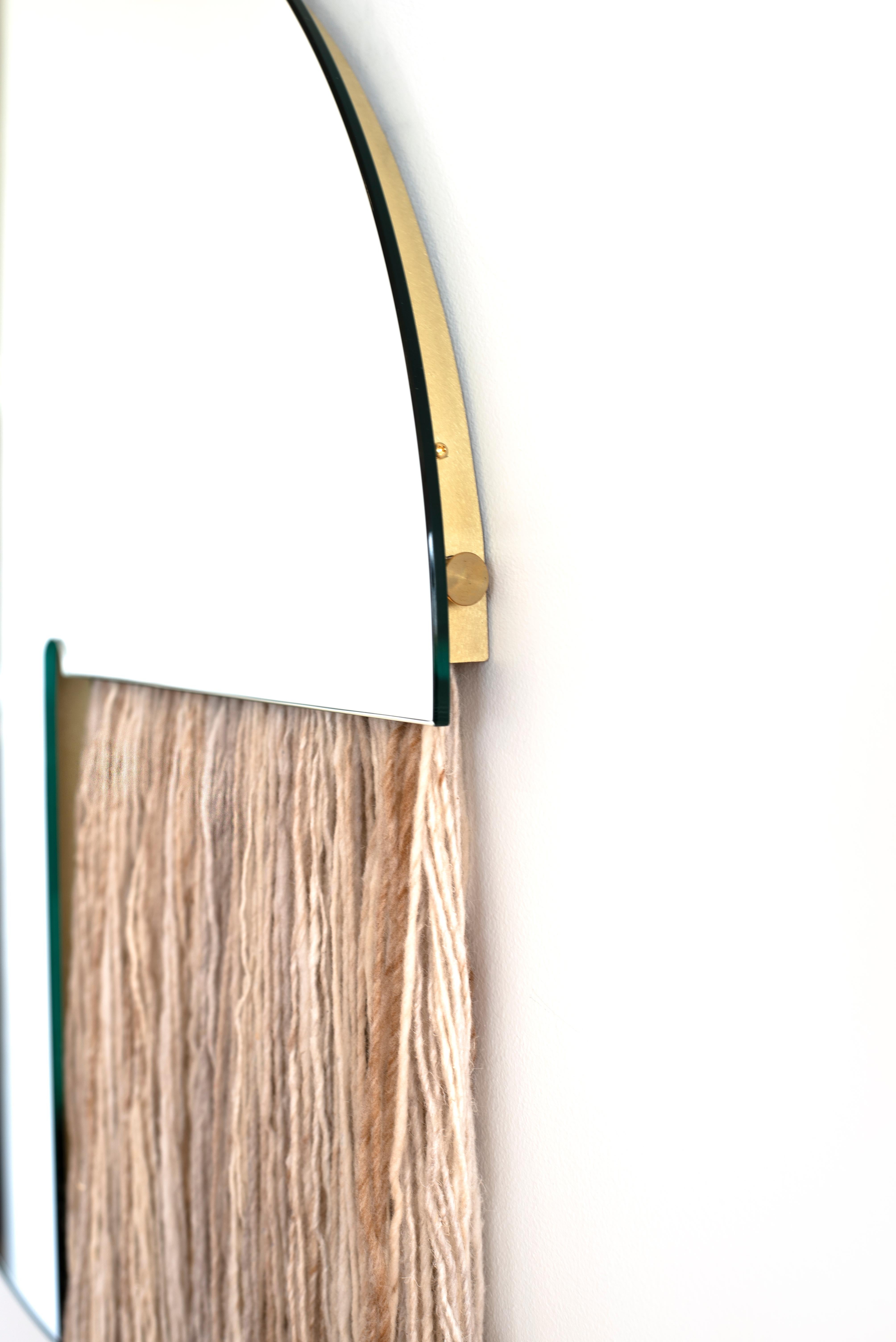 Runder Spiegel mit handgefärbtem Seidenfaser - Iris-Spiegel von Ben und Aja Blanc (amerikanisch) im Angebot