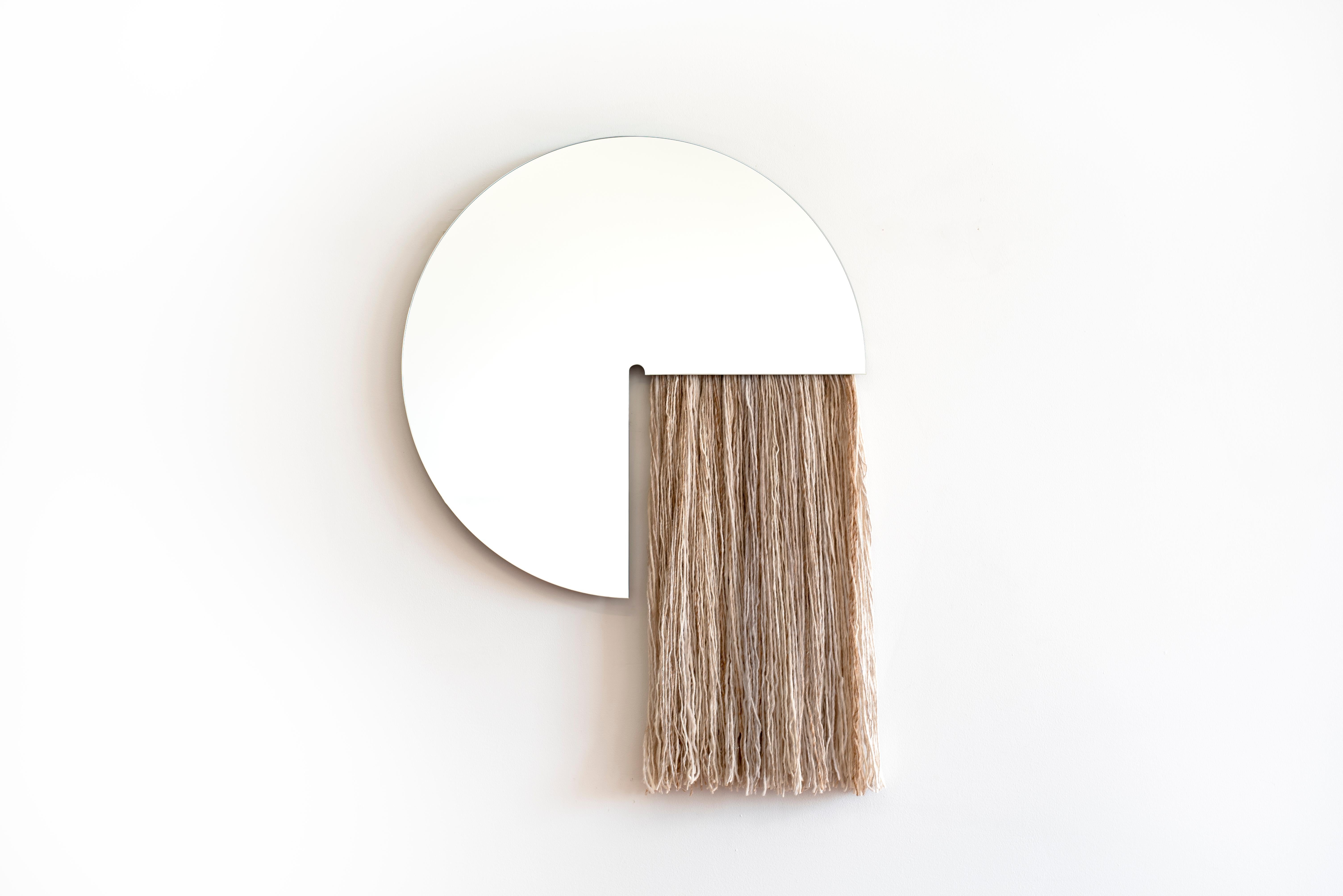 Runder Spiegel mit handgefärbtem Seidenfaser - Iris-Spiegel von Ben und Aja Blanc (Handbemalt) im Angebot