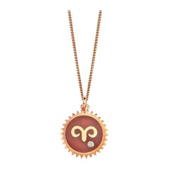 Collar Aries con Esmalte de Coral y Diamante Blanco en Oro Rosa de 14 Kilates