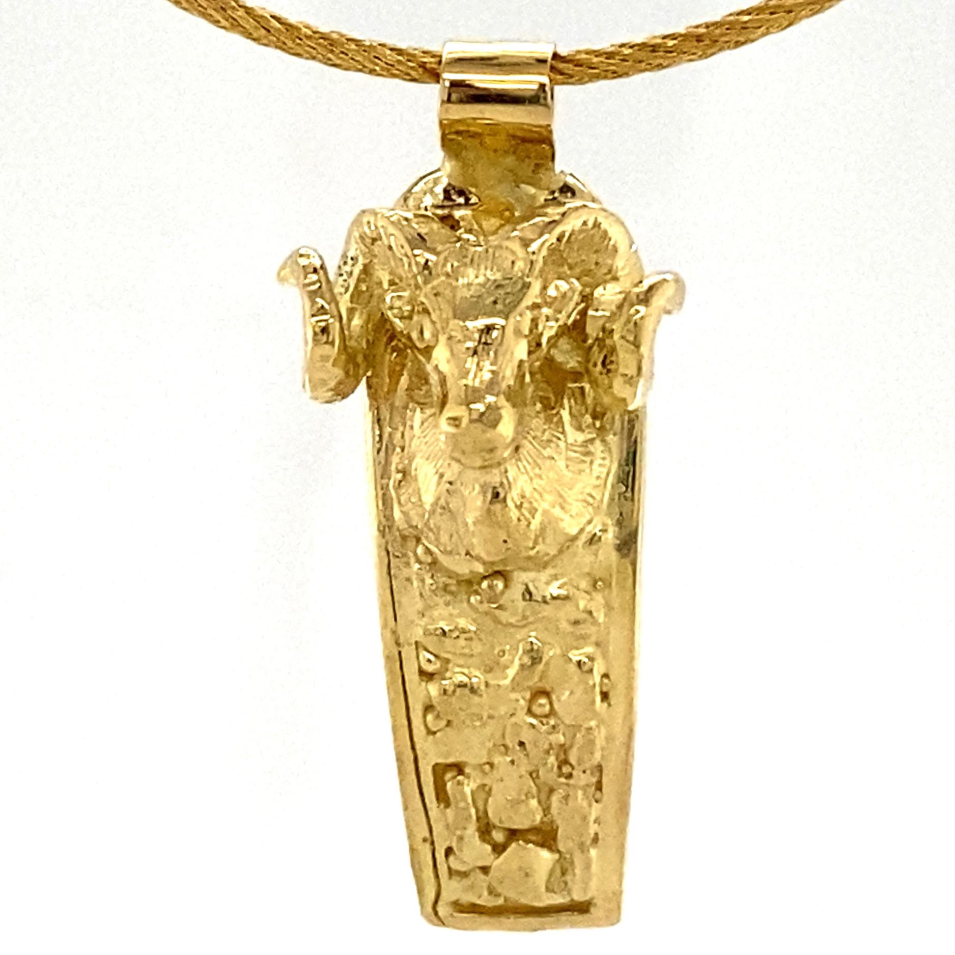 Eytan Brandes ha modellato questo ciondolo a partire da una vecchia maglia di un braccialetto in argento sterling.  È molto più bello come ciondolo e in oro giallo 18 carati.  È perfetto per un Ariete o per una persona che è molto vivace, o per una
