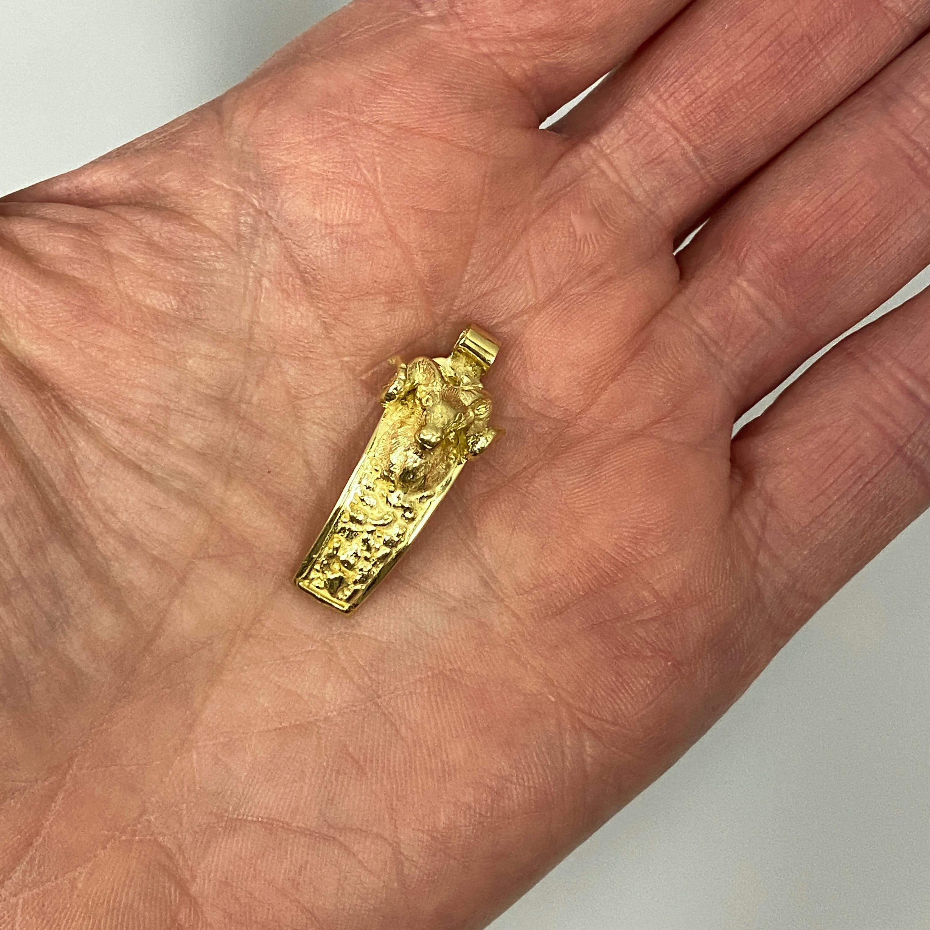 Ciondolo a forma di Ariete o di ariete in oro 18 carati con catena a filo d'oro giallo in vendita 1