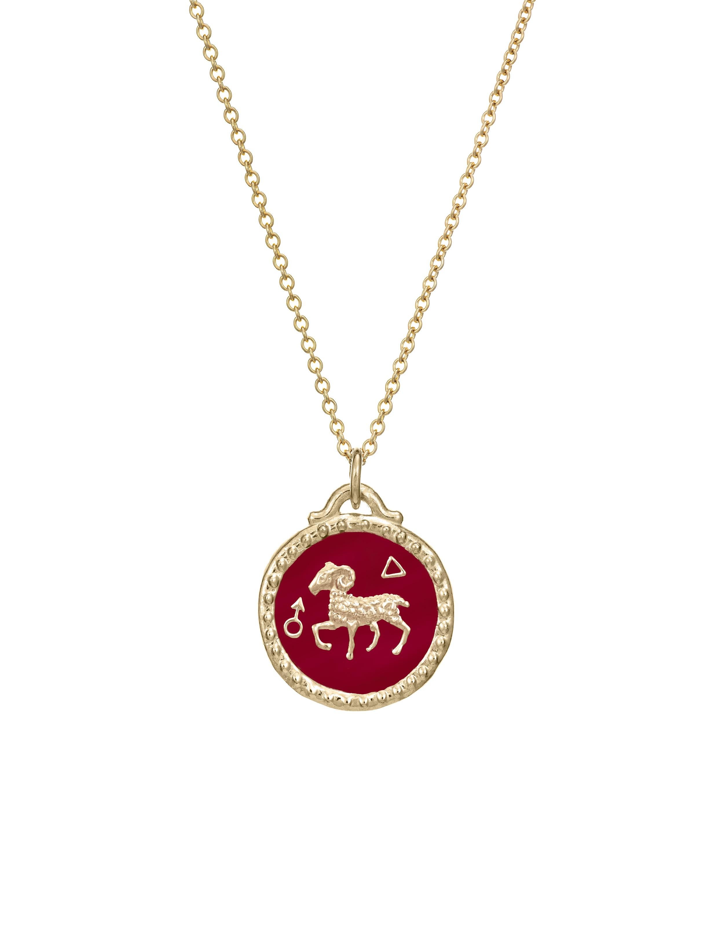Fa parte della nostra nuova collezione Zodiac. Il ciondolo Ariete presenta un ariete su un lato e il simbolo dell'Ariete sull'altro. I disegni sono meticolosamente intagliati a mano in oro 14k e rifiniti con smalto. Questo ciondolo è