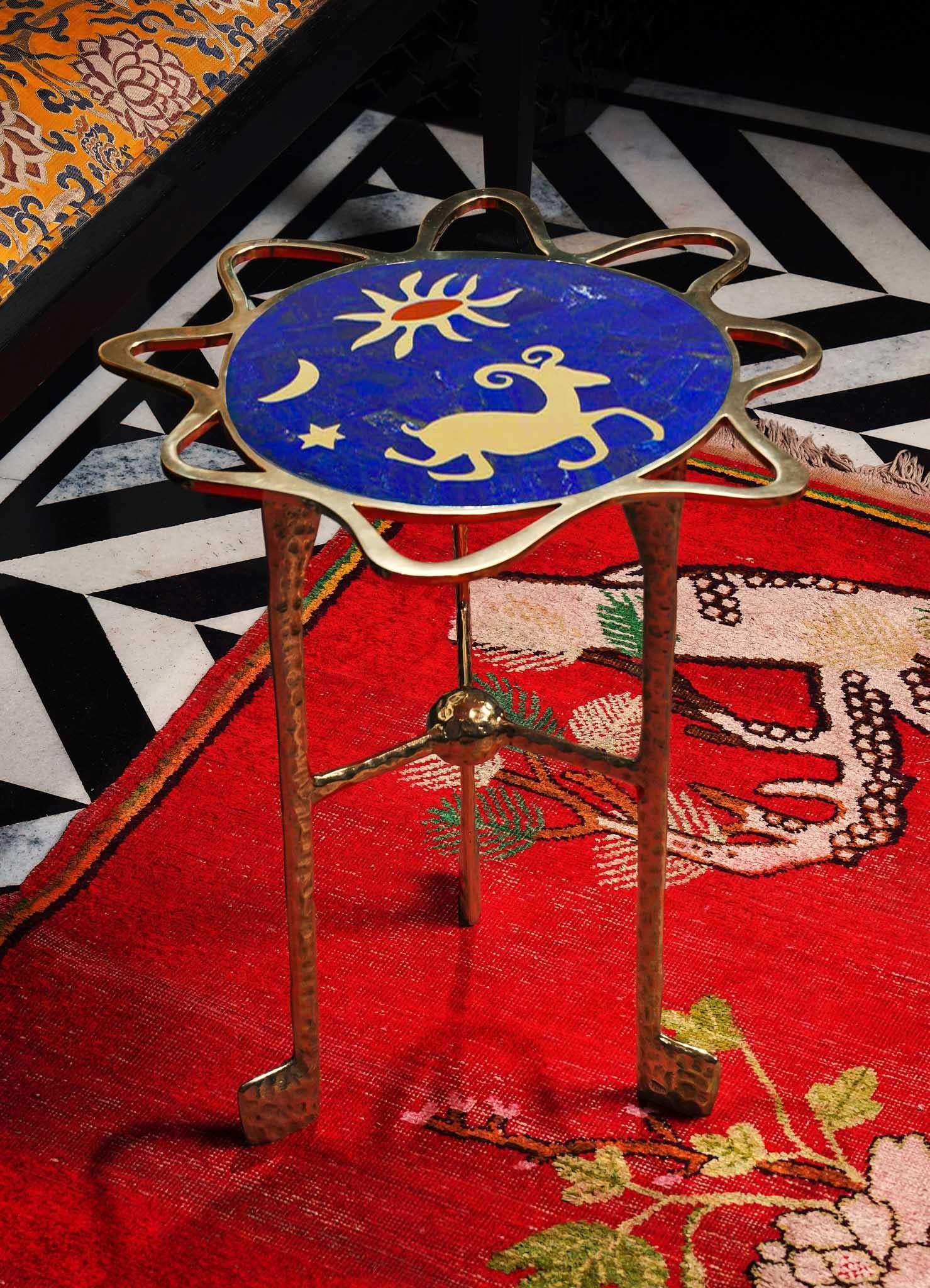 Laiton Table d'appoint Aries avec pierres semi-précieuses Viya de Vikram Goyal en vente