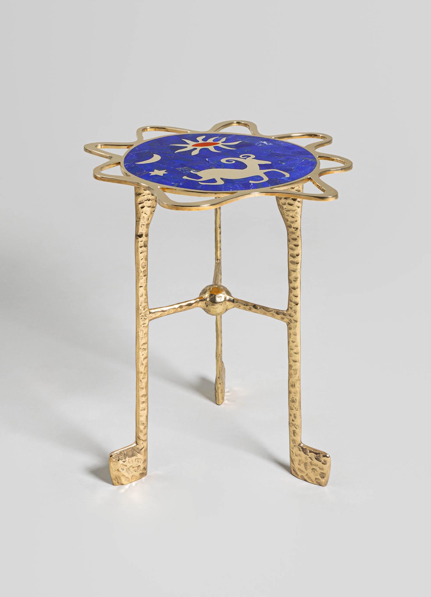 Table d'appoint Aries avec pierres semi-précieuses Viya de Vikram Goyal

Ramenez l'univers à la maison et voyez ce qui est écrit dans les étoiles. Ces représentations en émail et en laiton illustrent le mysticisme ineffable des mouvements