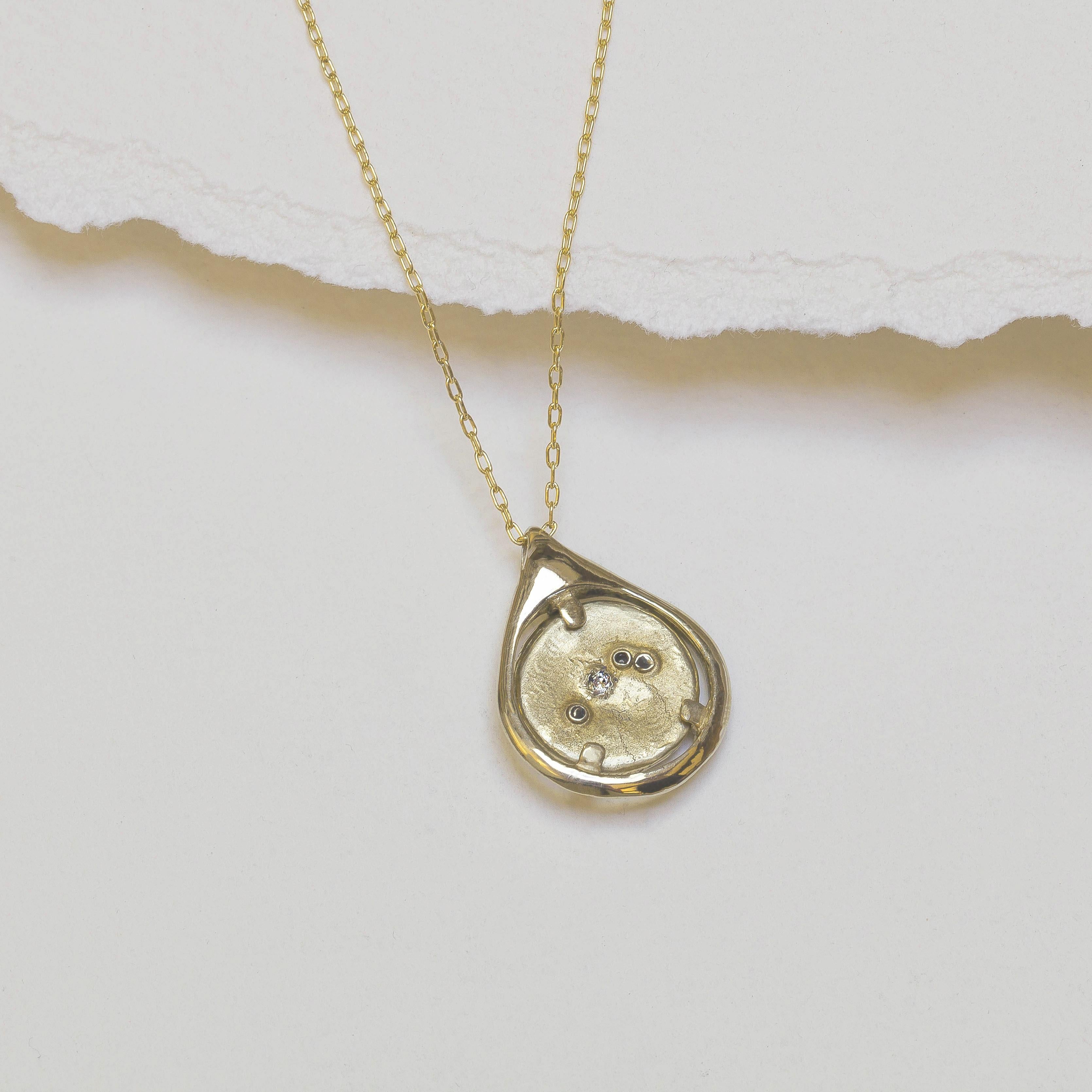 Artisan Collier de pièces de monnaie et pendentif larmes Aris, or massif 14k avec pierre de naissance en vente