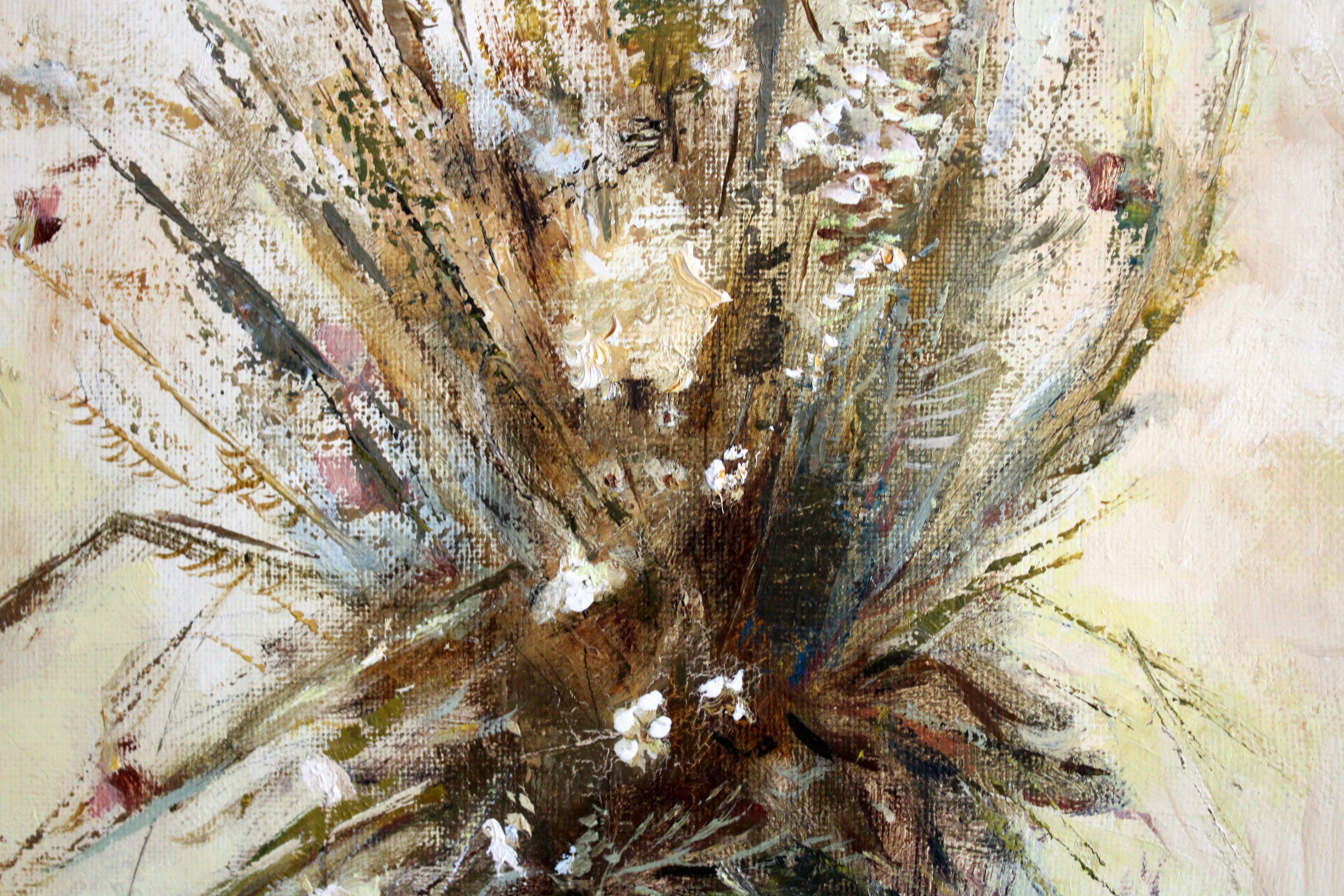 Naturaleza muerta en interior de flores secas y alfombra vieja. - Still-Life Painting Beige de Arif Magerramov 