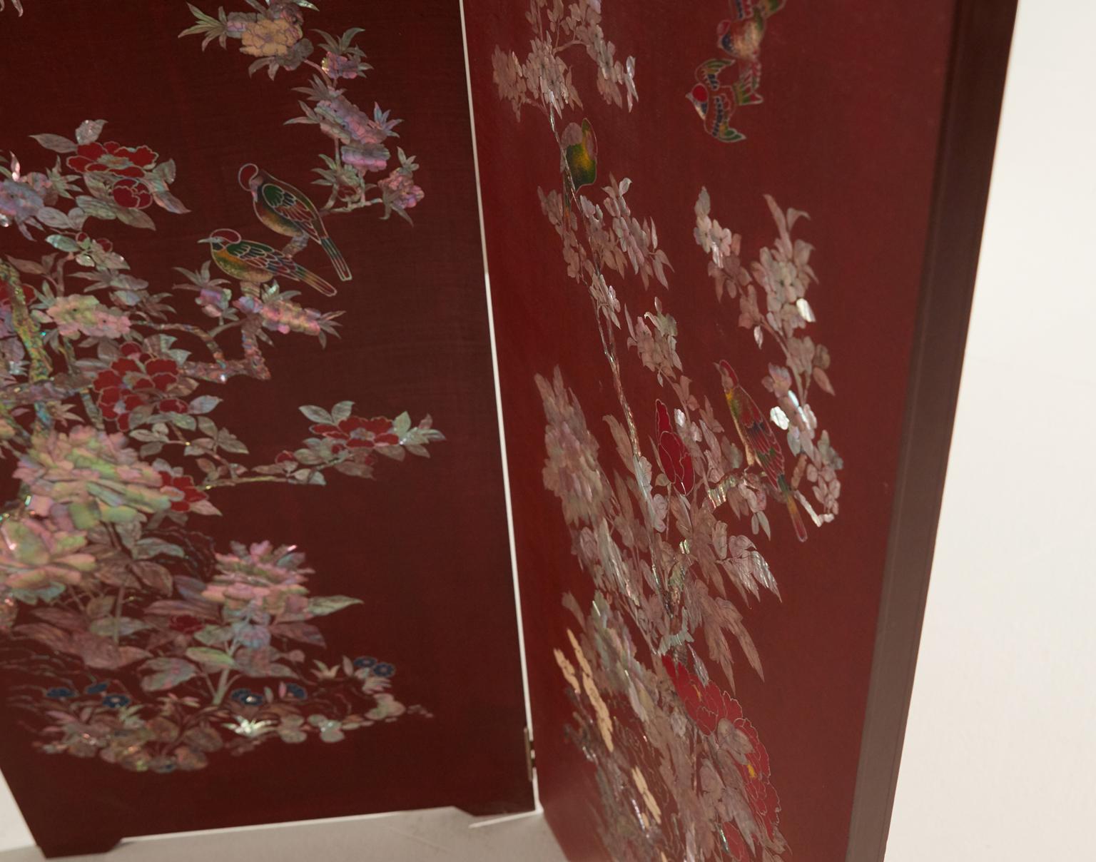 Arijian Lacquered Wood Room Divider with Mother of Pearl Flower and Bird Design In New Condition In Namyangju-si, KR