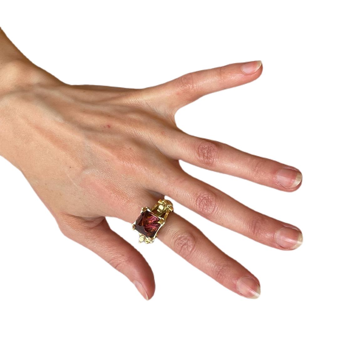 10.65ct Peach Tourmaline, Sapphire, Rubies, 18k Yellow Gold Antique Style Ring For Sale 5