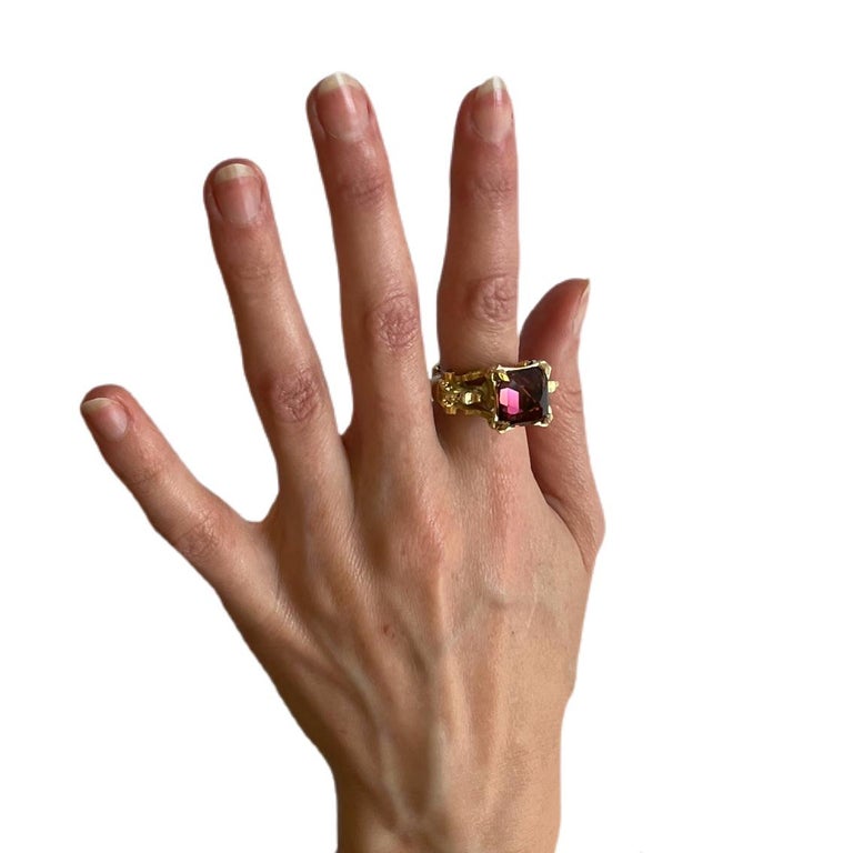 10.65ct Peach Tourmaline, Sapphire, Rubies, 18k Yellow Gold Antique Style Ring  For Sale 2