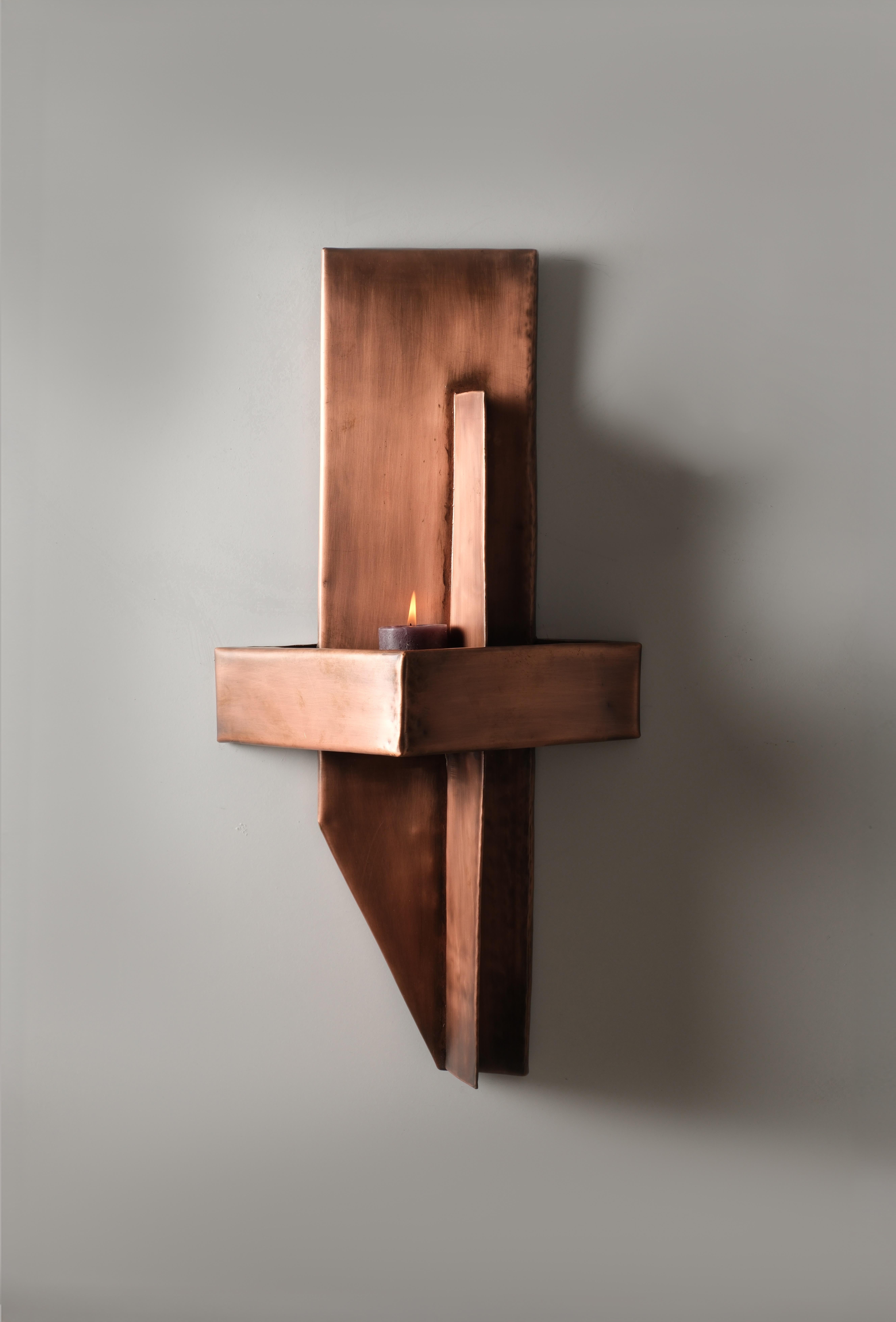 Candelabro Arin II de Ayse Zelal Tugrul
Único en su especie
Dimensiones: An 20 x Al 60 cm.
Materiales: Cobre.

