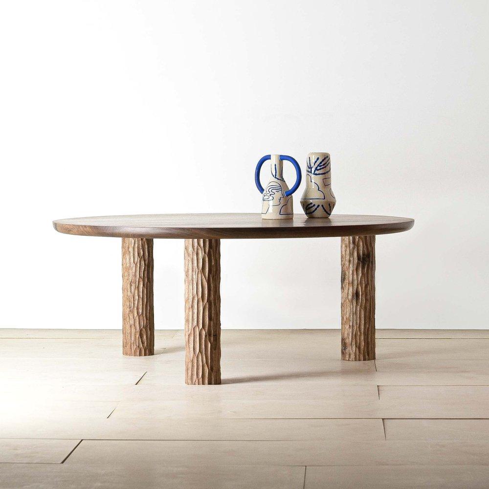 Table basse Arion par Mythology
Dimensions : D 100 x H 40 cm
MATERIAL : Noyer.

Ce design à la fois saisissant et sobre est fabriqué en noyer anglais massif. Présentant des textures contrastées, une table ronde de taille généreuse repose sur trois
