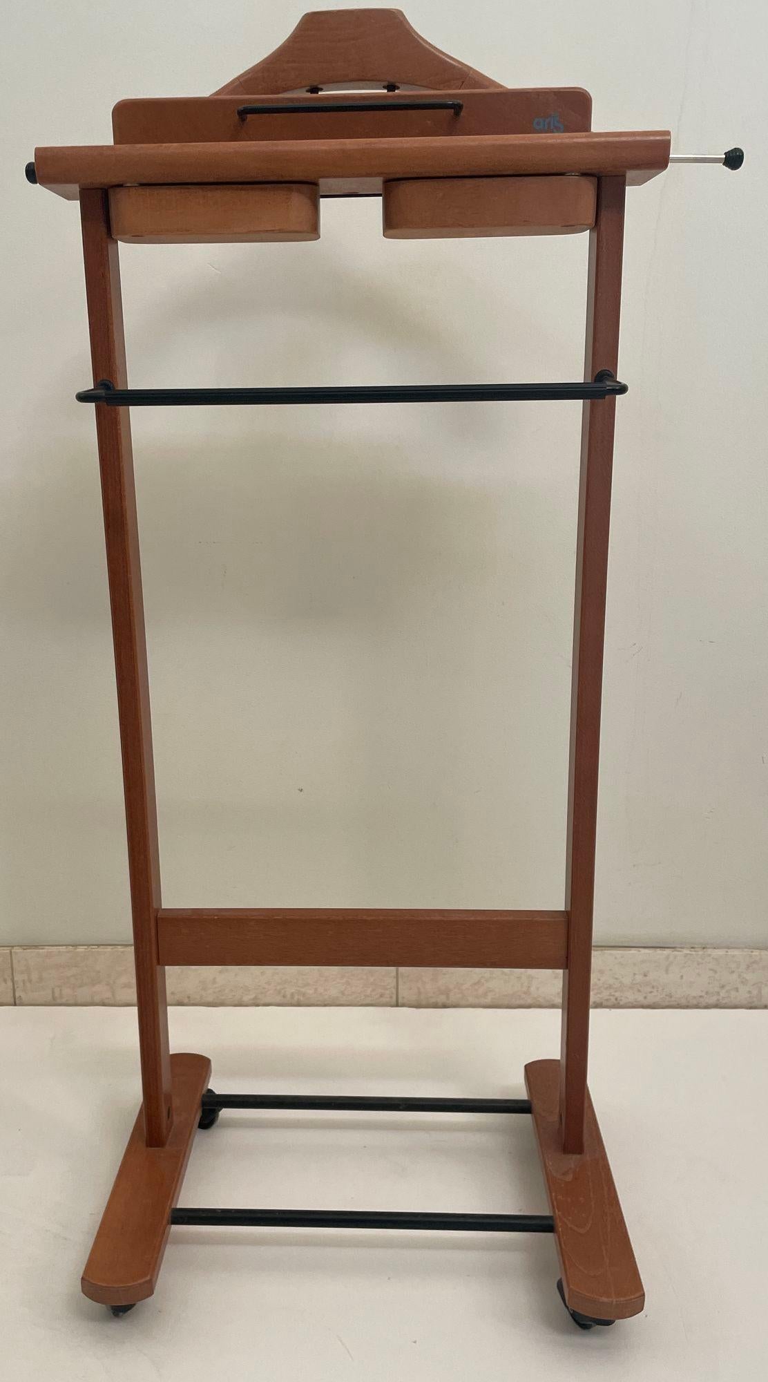 Aris Italy, Gentleman vintage wood valet by Aris of Italy.
An elegant sculptural Modernist gentleman’s valet clothing stand from the 1980s in the style of Ico & Luisa Parisi.
A beautiful Italian gentleman's valet clothing stand multi functional