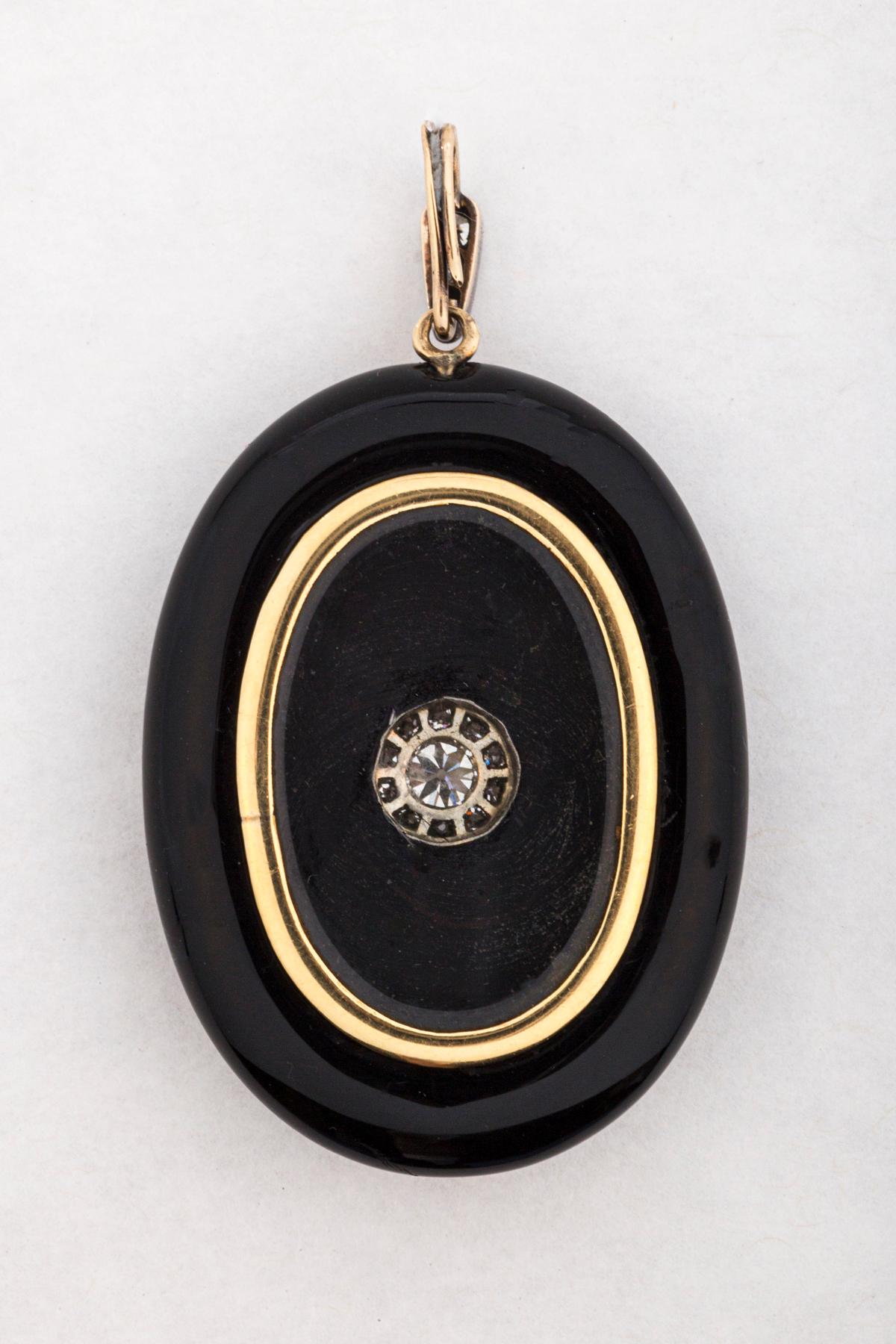 Taille vieille Europe Antique médaillon de smoking victorien en émail et diamants en vente