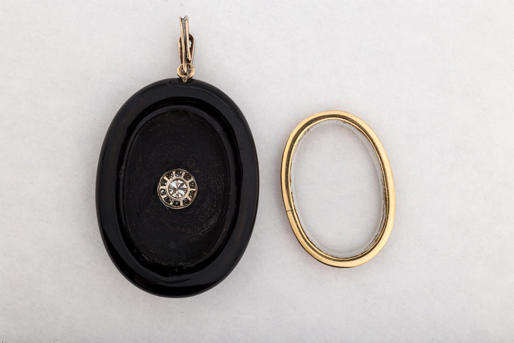 Antike aristokratische viktorianische Emaille und Diamant Smoking Medaillon im Zustand „Hervorragend“ im Angebot in Stamford, CT
