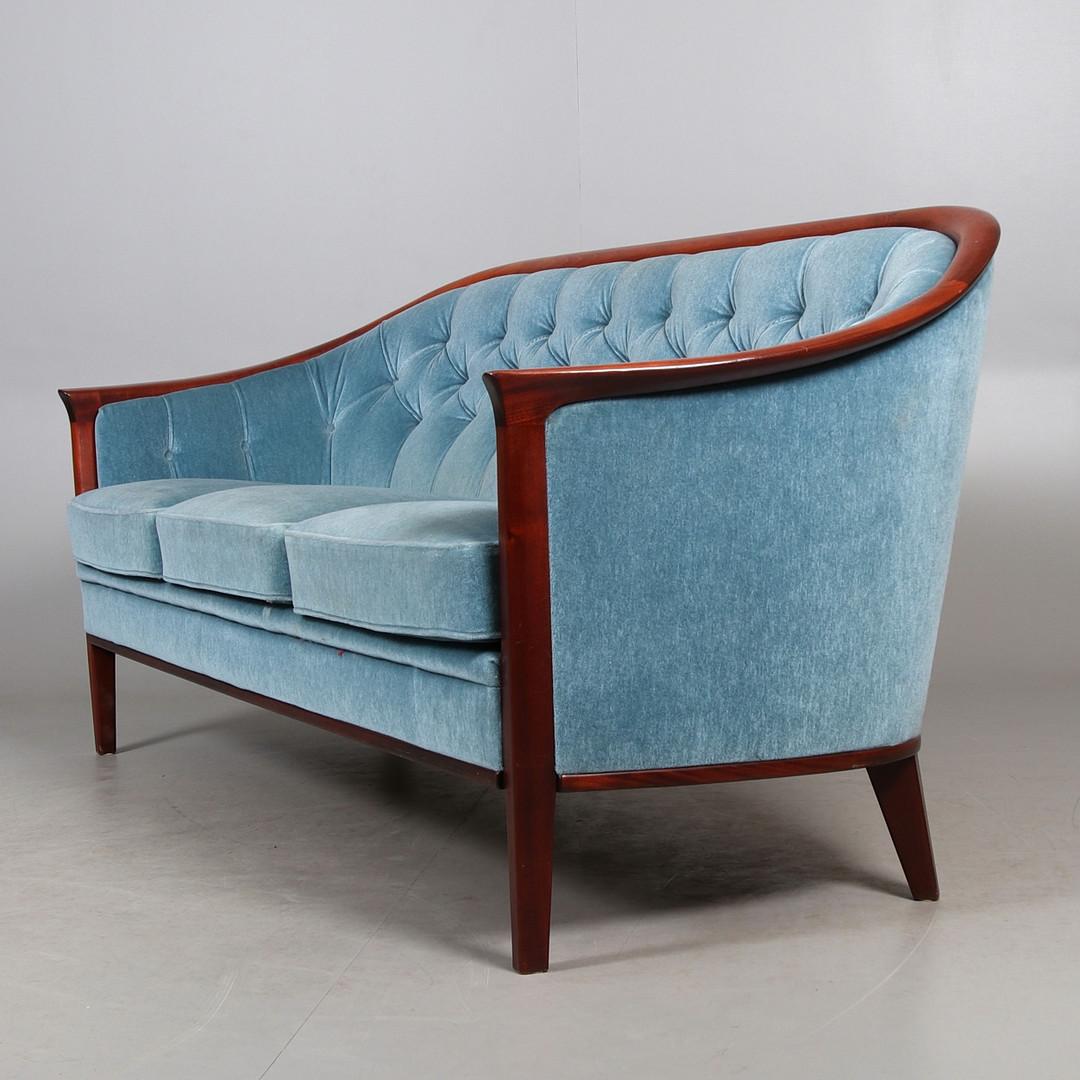 Aristokratisches Sofa aus Teakholz von Bertil Fridhagen (Moderne der Mitte des Jahrhunderts) im Angebot