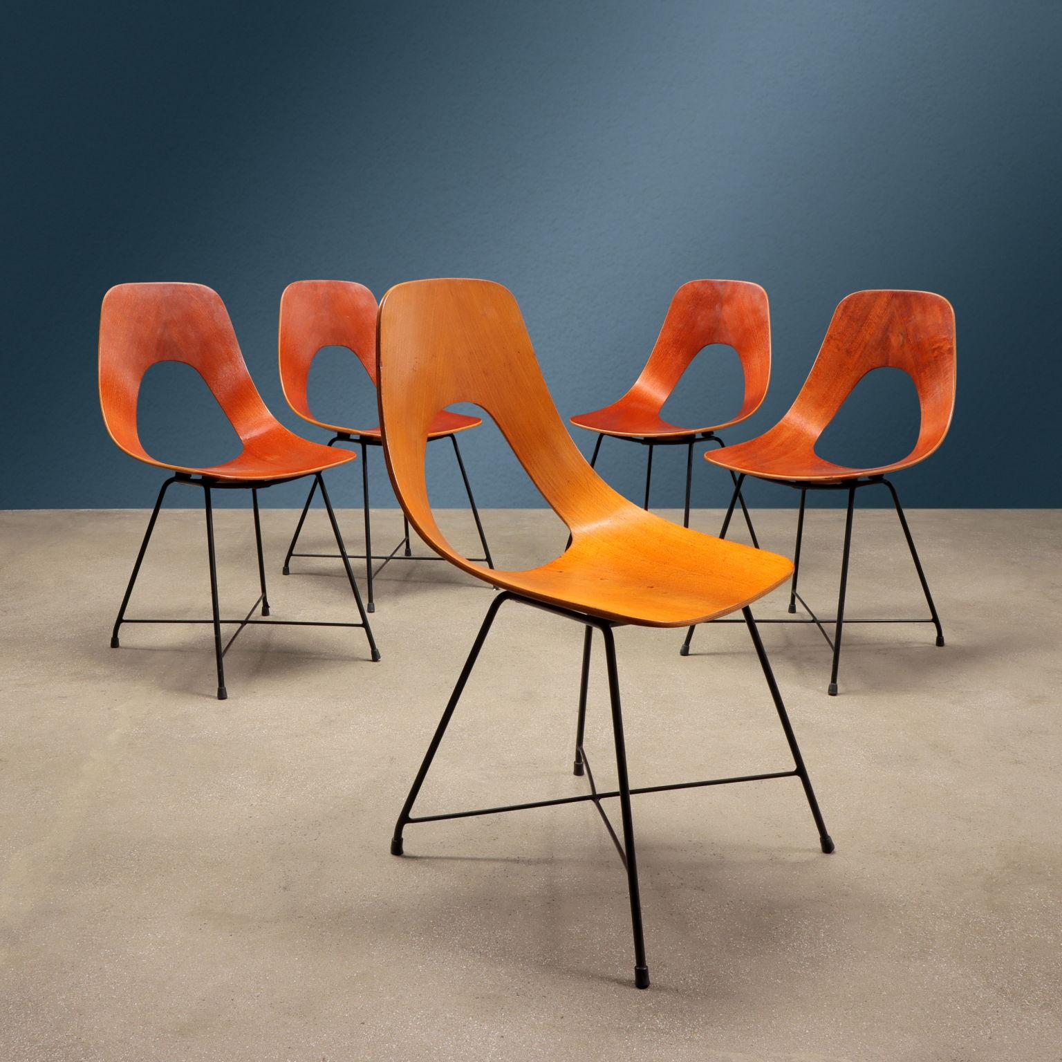 Set of five 'Ariston' model chairs designed by Augusto Bozzi and produced by the Lombard company Saporiti from 1957. The chairs have a black painted metal frame and a bent plywood shell.