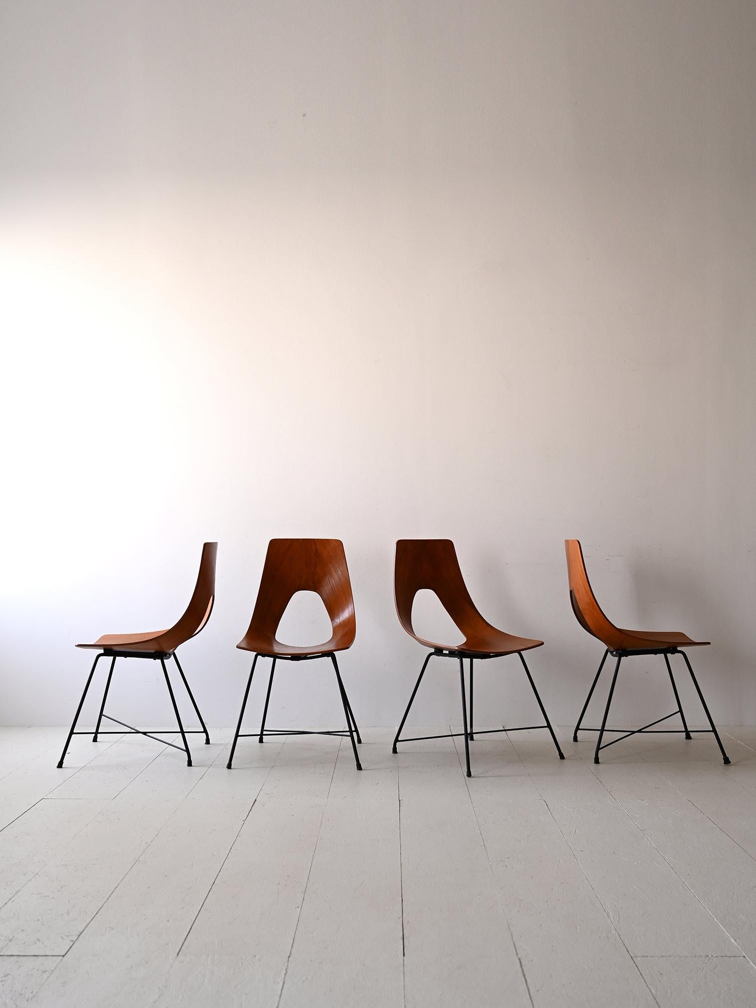 Ensemble de quatre chaises iconiques de fabrication italienne conçues par Augusto Bozzi, modèle 