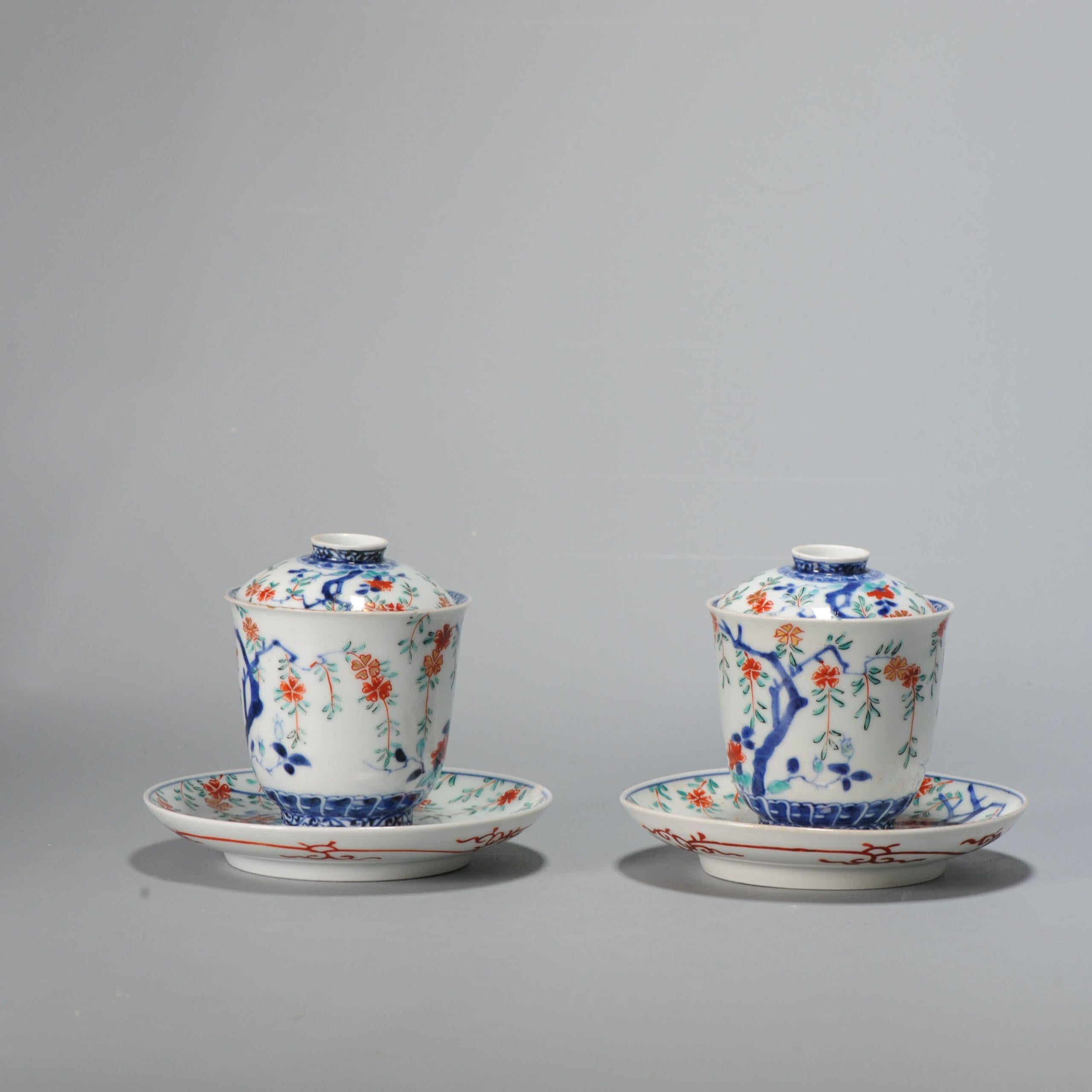 Bellissimo esemplare d'epoca edo in buone condizioni, del XVIII secolo. Coppia di ciotole da tè/cioccolato giapponesi Kakiemon. Marcato su tutti i pezzi.

Informazioni aggiuntive:
Materiale: Porcellana e ceramica
Stile giapponese: Kakiemon
Regione