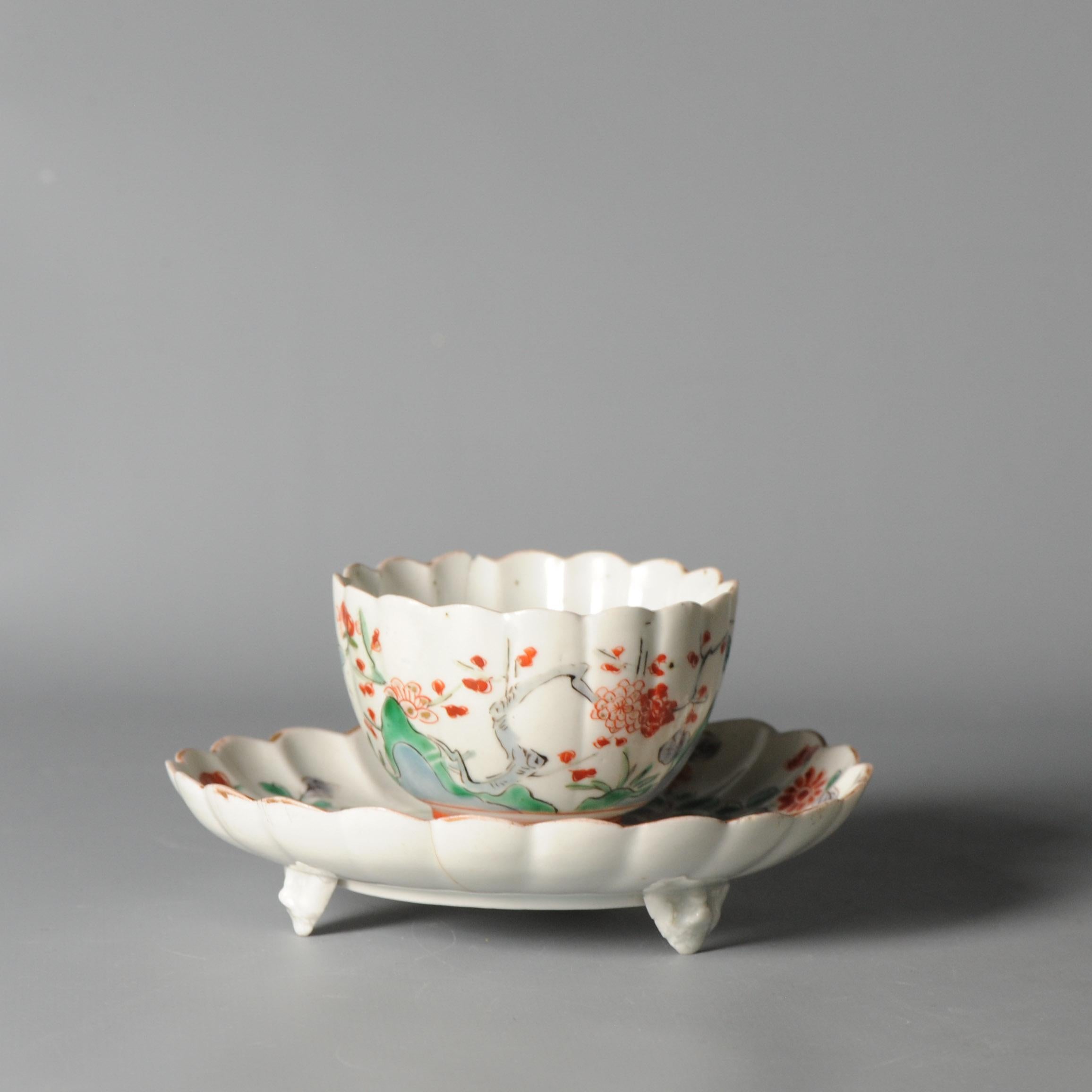 Japanische geriffelte Teeschale Kakiemon aus Porzellan aus der Arita Edo-Periode, 1680-1720 (18. Jahrhundert und früher) im Angebot