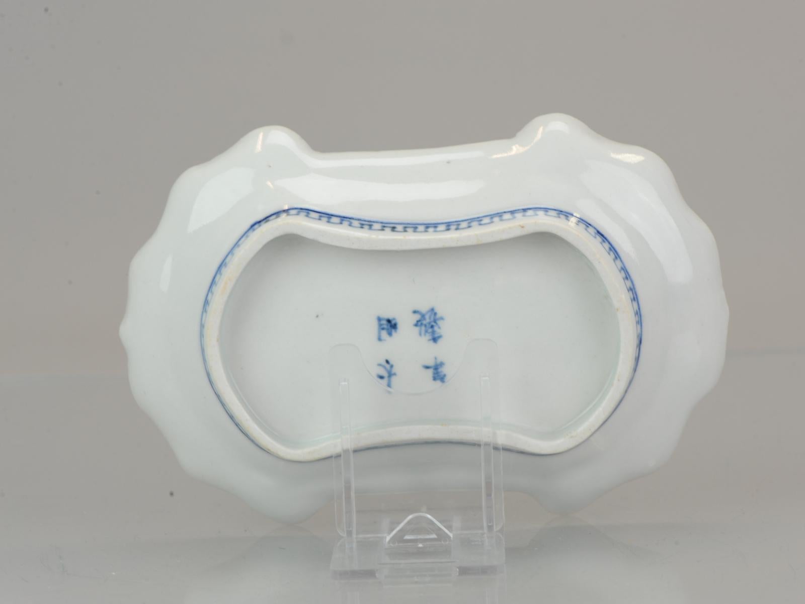 Assiette d'époque Arita Edo en porcelaine japonaise Pin, 17e ou début du 18e siècle Bon état - En vente à Amsterdam, Noord Holland