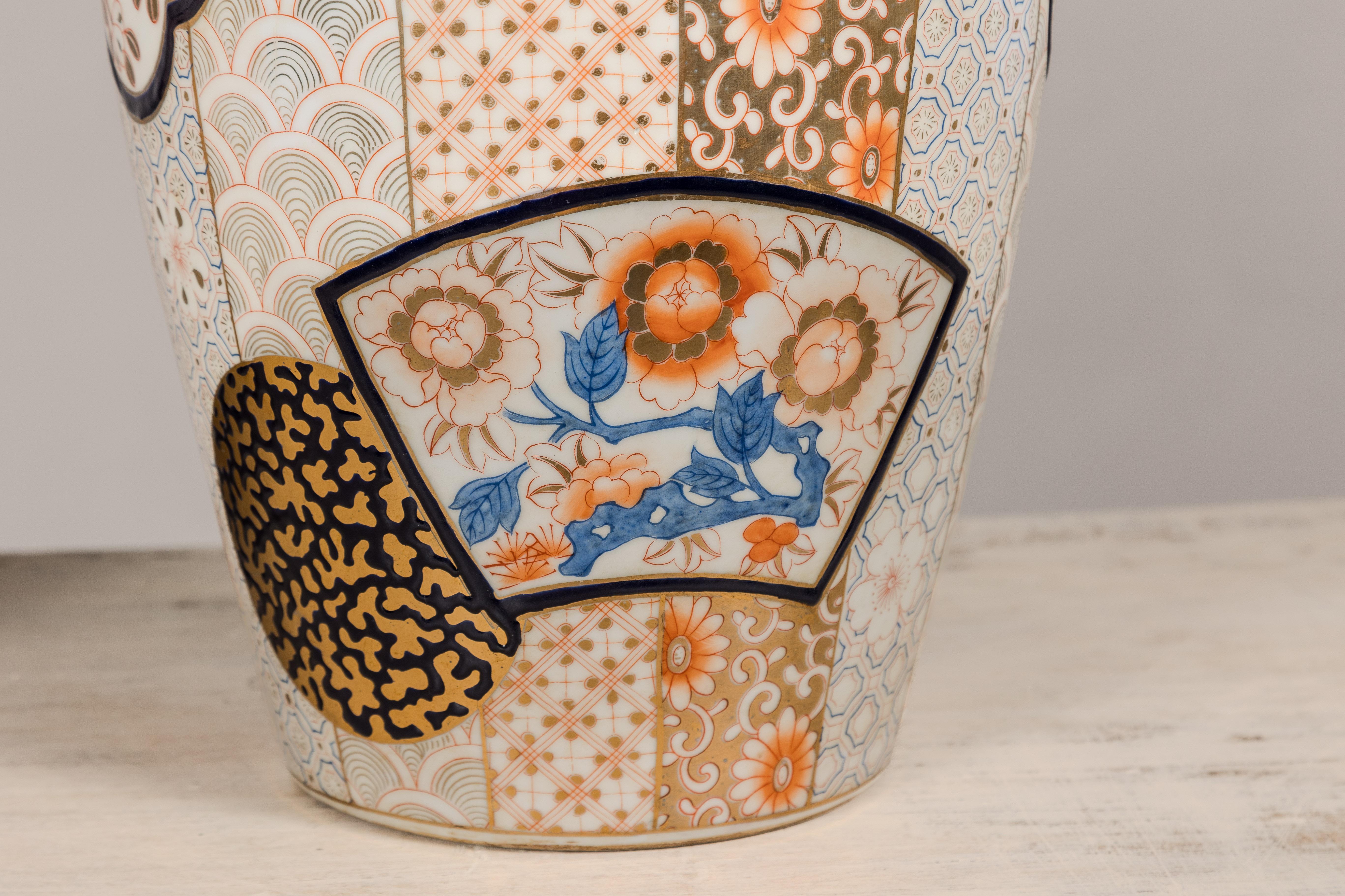 Arita Japanische JARs mit Deckel und Blumenmotiven in Gold, Blau und Orange im Angebot 3