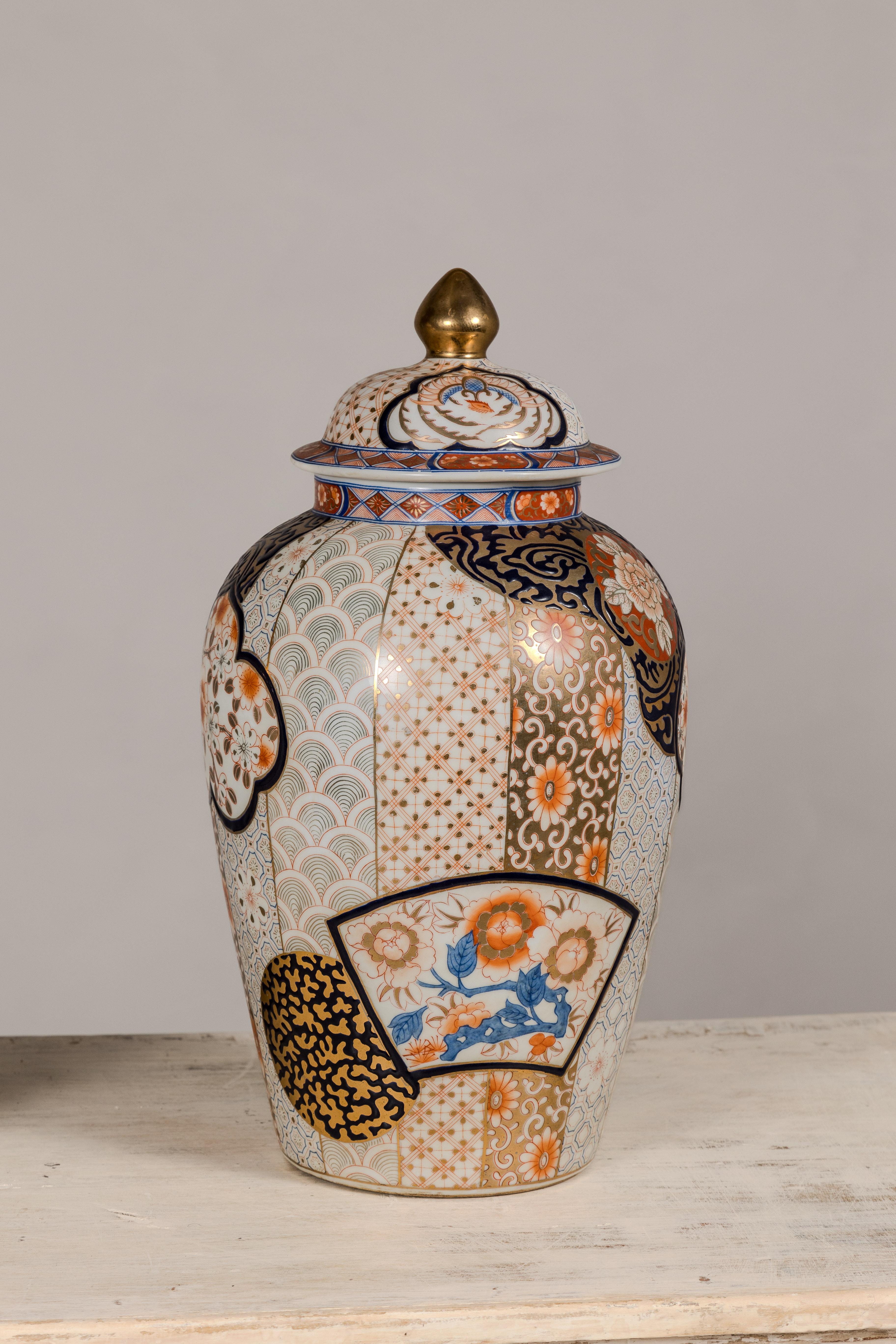 Arita Japanische JARs mit Deckel und Blumenmotiven in Gold, Blau und Orange im Zustand „Gut“ im Angebot in Yonkers, NY