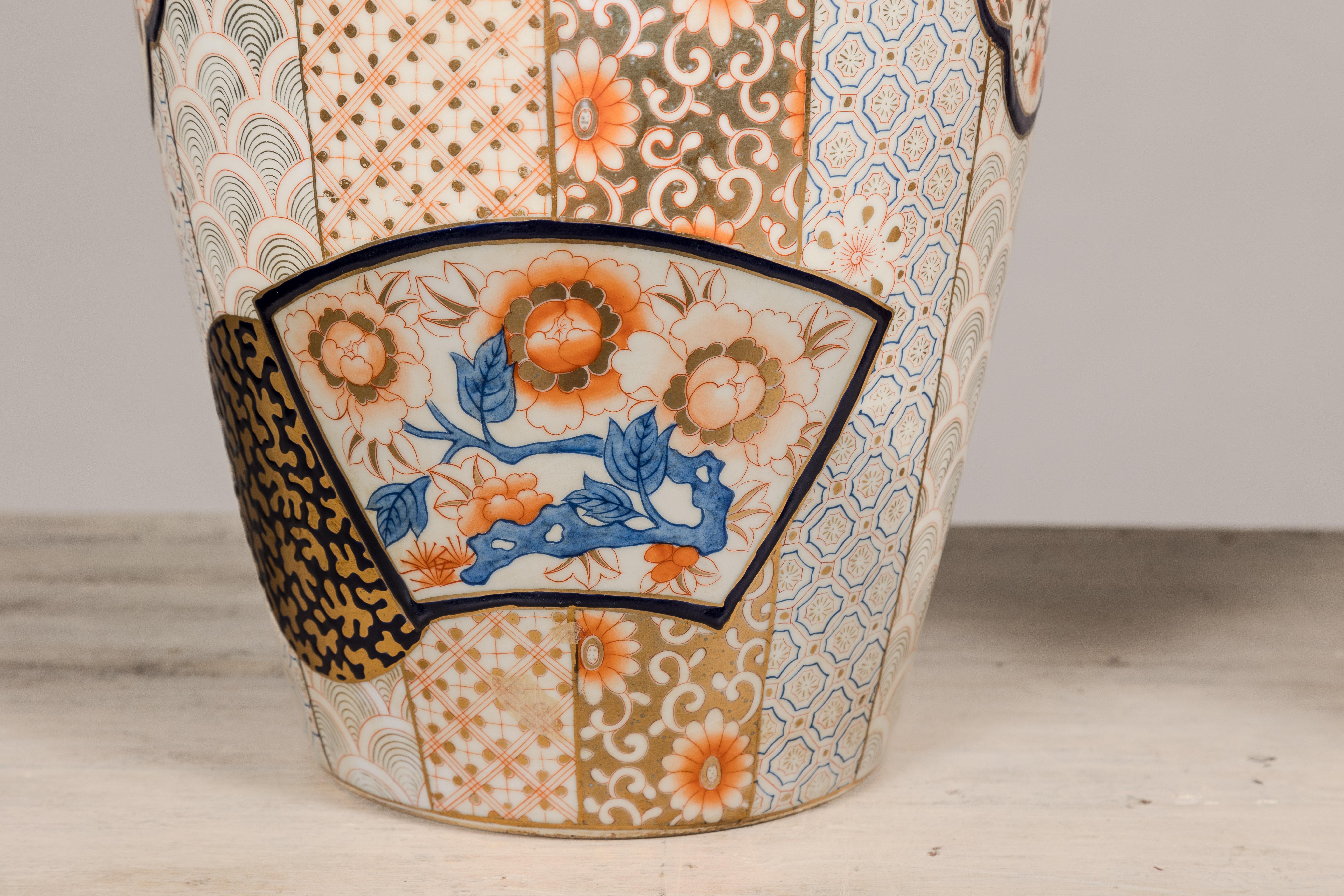 Arita Japanische JARs mit Deckel und Blumenmotiven in Gold, Blau und Orange im Angebot 1