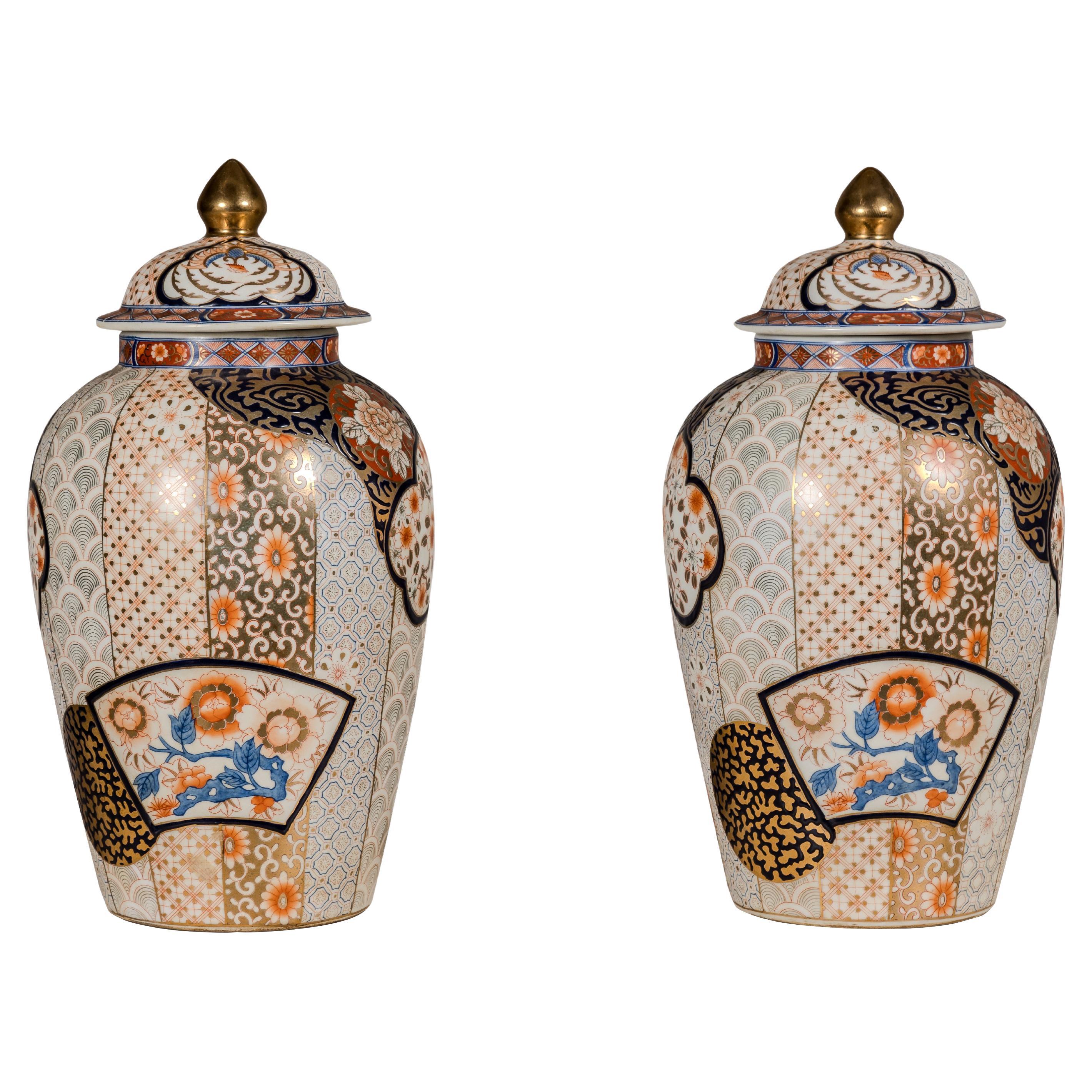 Arita Japanische JARs mit Deckel und Blumenmotiven in Gold, Blau und Orange im Angebot