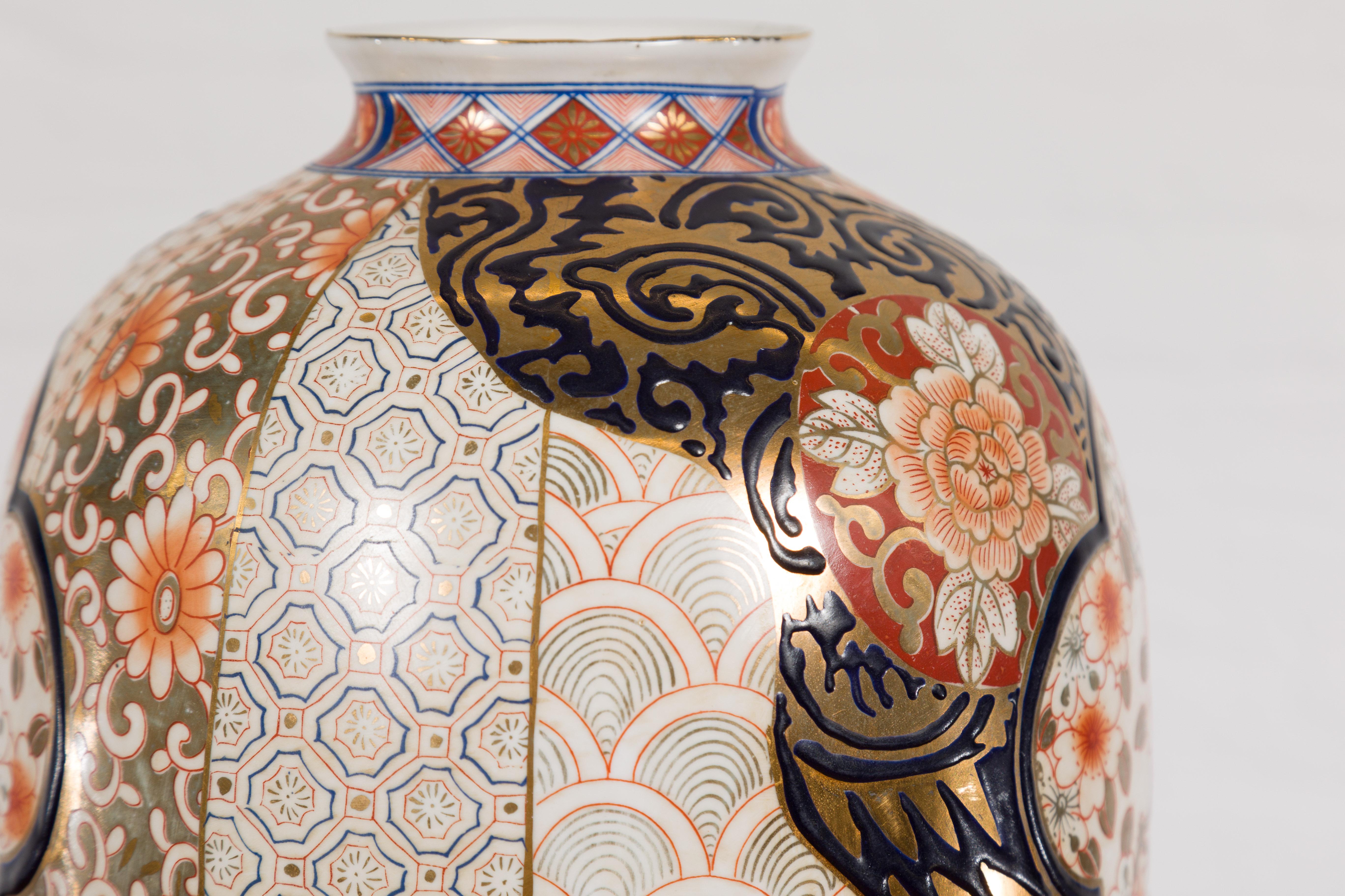 Vase de style japonais Arita à motifs floraux dorés, bleus et orange en vente 4