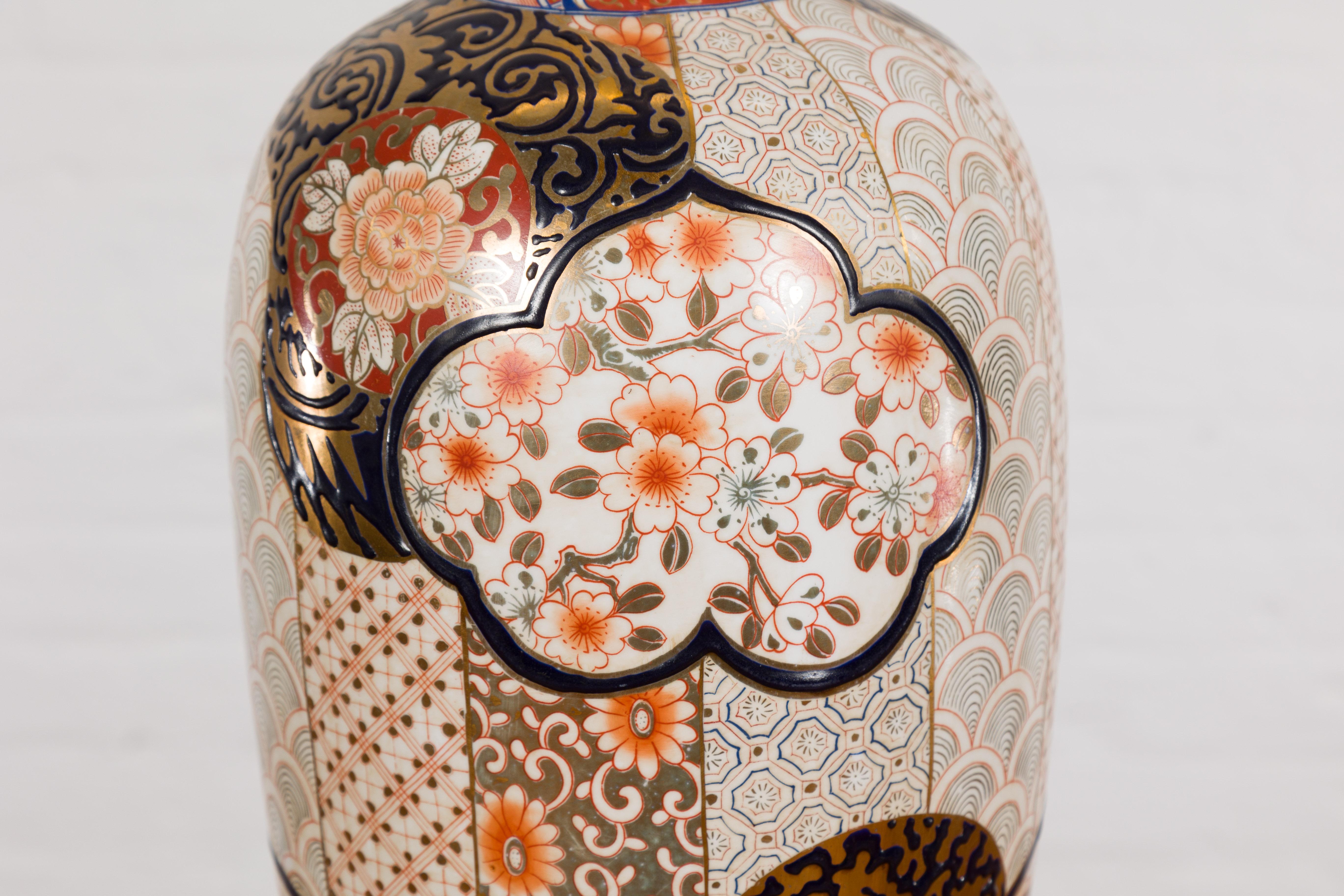 Vase de style japonais Arita à motifs floraux dorés, bleus et orange en vente 8